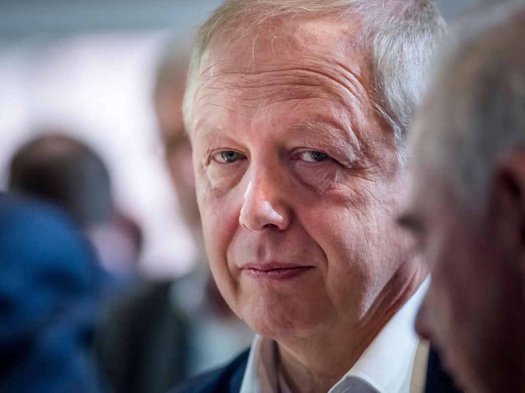 Tom Buhrow schaut beim Deutschen Produzententag 2020 in Berlin in die Kamera.