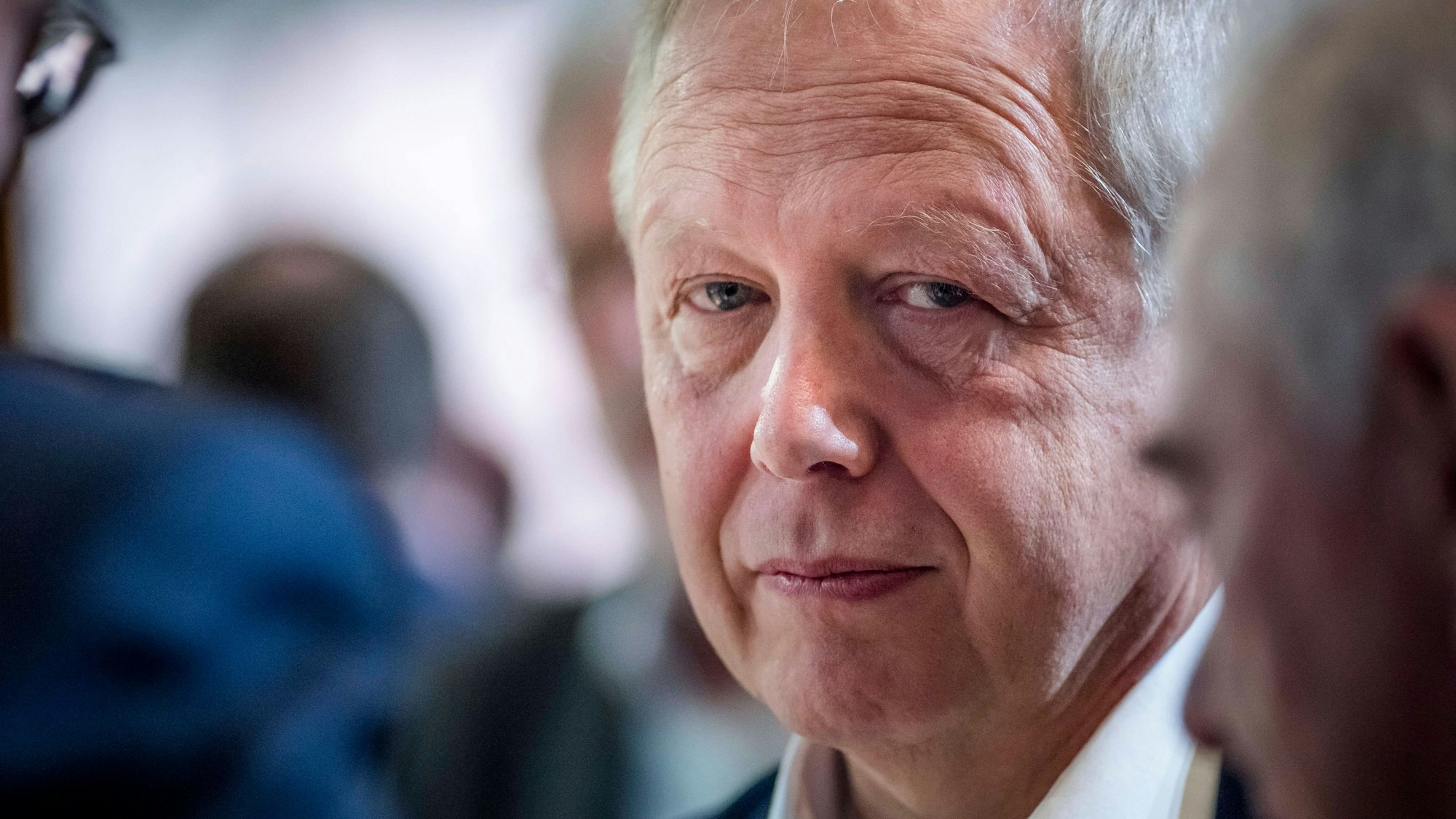 Tom Buhrow schaut beim Deutschen Produzententag 2020 in Berlin in die Kamera.