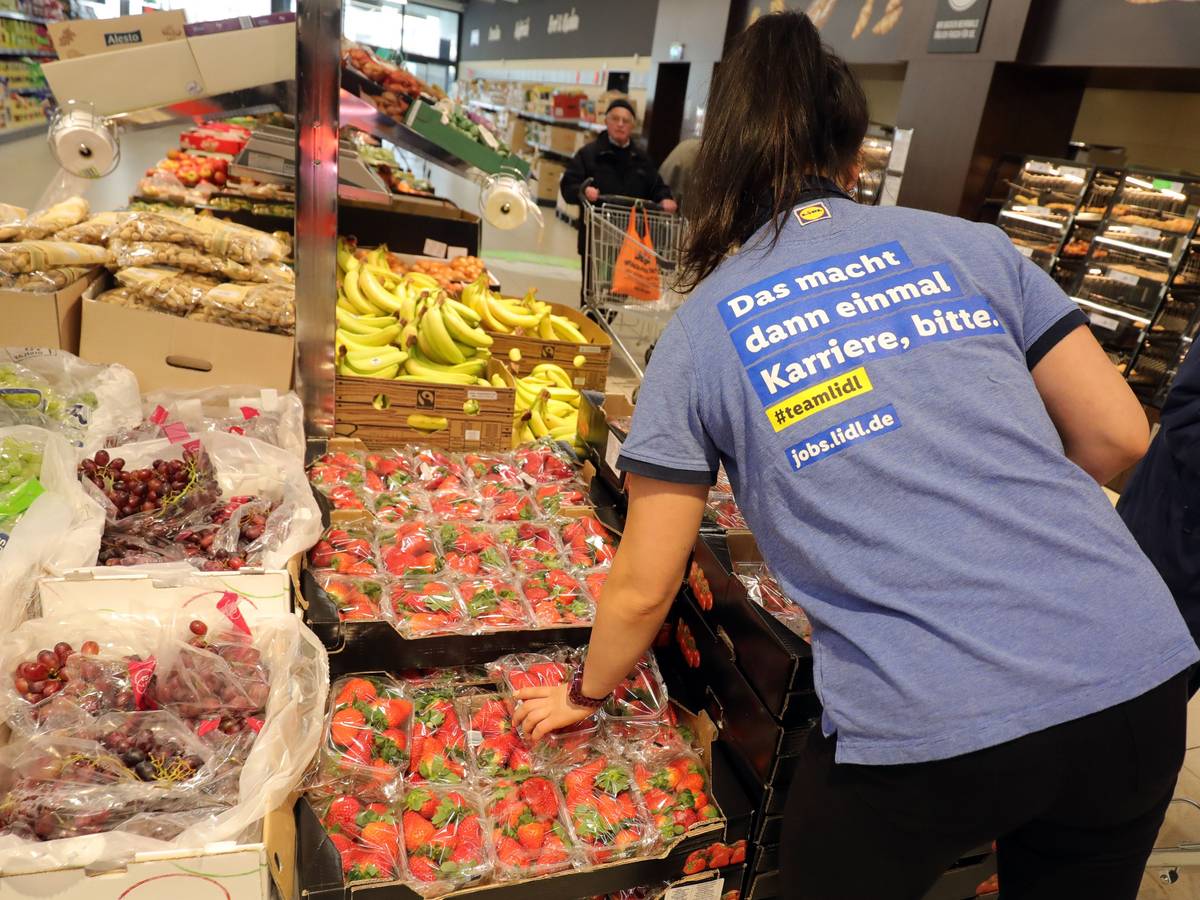 Gegen die Konkurrenz zu sticheln, gehört bei Lidl, Aldi, Edeka & Co. längst zum guten Ton. Aus Sicht einiger Kundinnen und Kunden ging Lidl in seinem jüngsten Clip aber zu weit. Unser Archivfoto (2019) zeigt eine Lidl-Mitarbeiterin in einer Berliner Filiale.