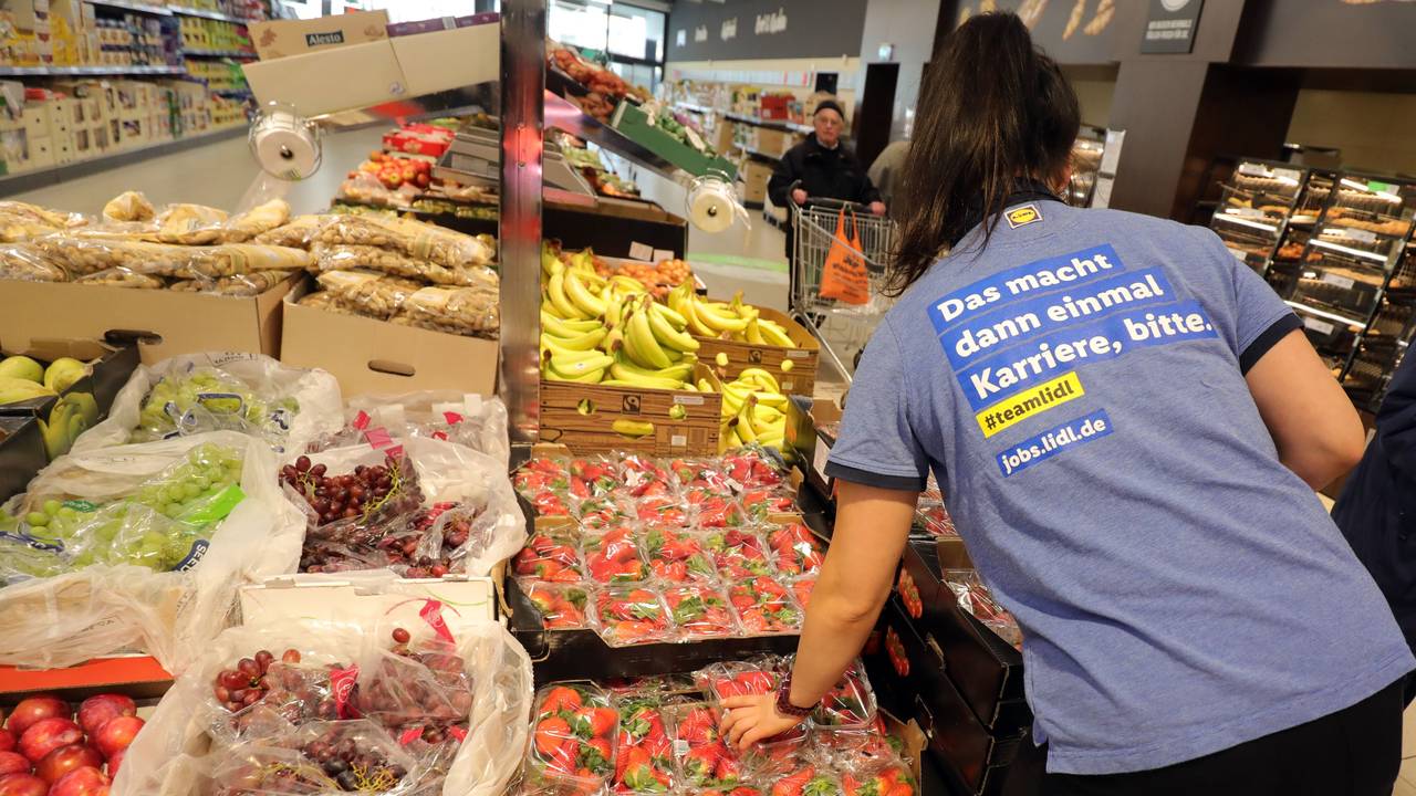 Gegen die Konkurrenz zu sticheln, gehört bei Lidl, Aldi, Edeka & Co. längst zum guten Ton. Aus Sicht einiger Kundinnen und Kunden ging Lidl in seinem jüngsten Clip aber zu weit. Unser Archivfoto (2019) zeigt eine Lidl-Mitarbeiterin in einer Berliner Filiale.