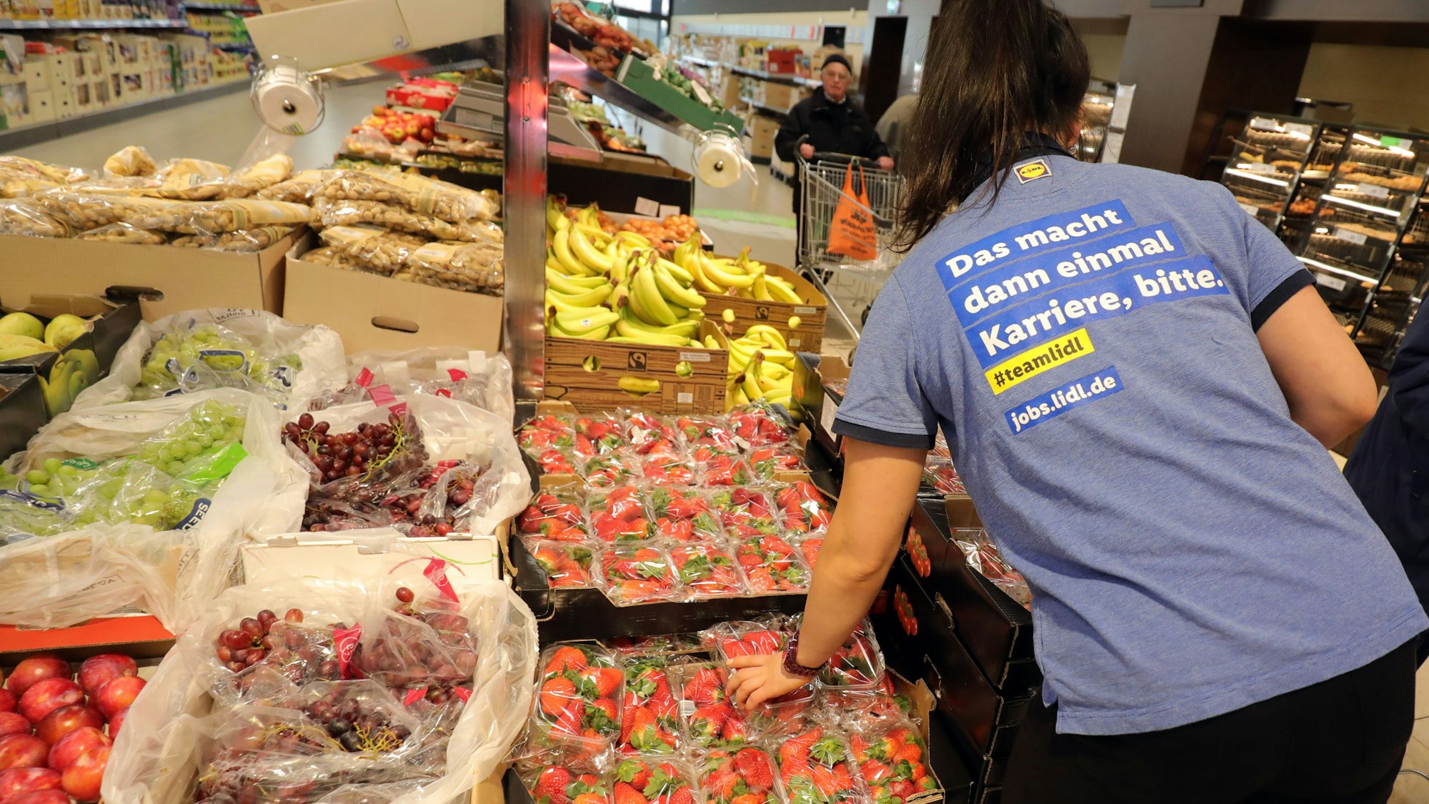 Gegen die Konkurrenz zu sticheln, gehört bei Lidl, Aldi, Edeka & Co. längst zum guten Ton. Aus Sicht einiger Kundinnen und Kunden ging Lidl in seinem jüngsten Clip aber zu weit. Unser Archivfoto (2019) zeigt eine Lidl-Mitarbeiterin in einer Berliner Filiale.