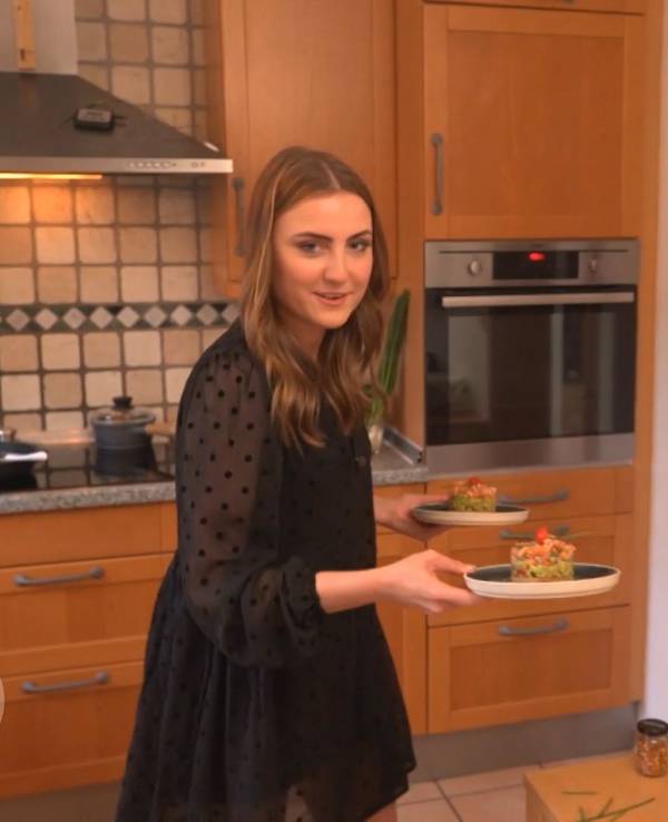 Als Vorspeise türmt Hannah Lachs-Tatar und Guacamole auf ihr selbstgebackenes Brot.