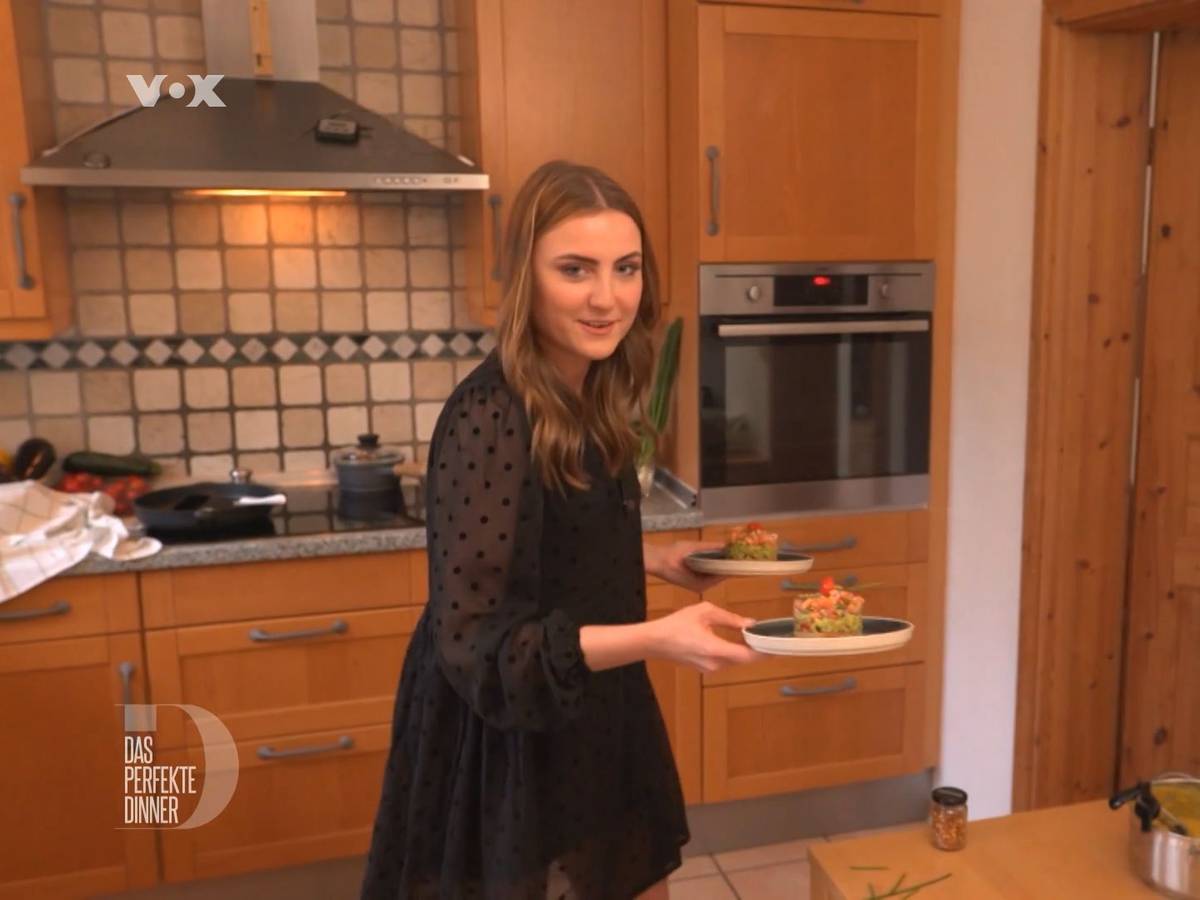 Als Vorspeise türmt Hannah Lachs-Tatar und Guacamole auf ihr selbstgebackenes Brot.