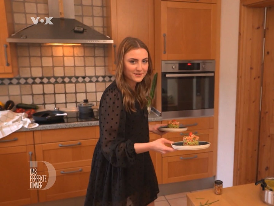 Als Vorspeise türmt Hannah Lachs-Tatar und Guacamole auf ihr selbstgebackenes Brot.