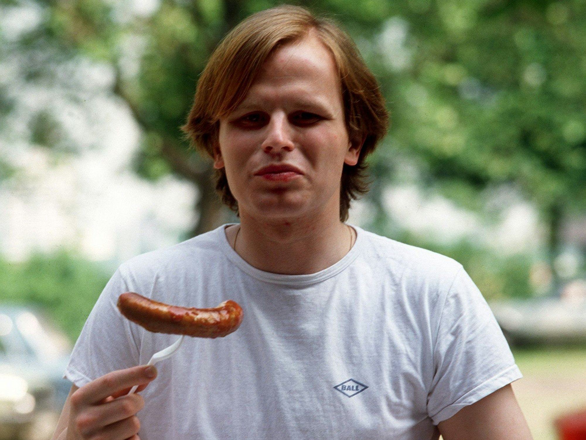 Der deutsche Sänger und Schauspieler Herbert Grönemeyer gönnt sich 1982 nach einem Spaziergang Bratwurst mit Pommes und eine Cola.