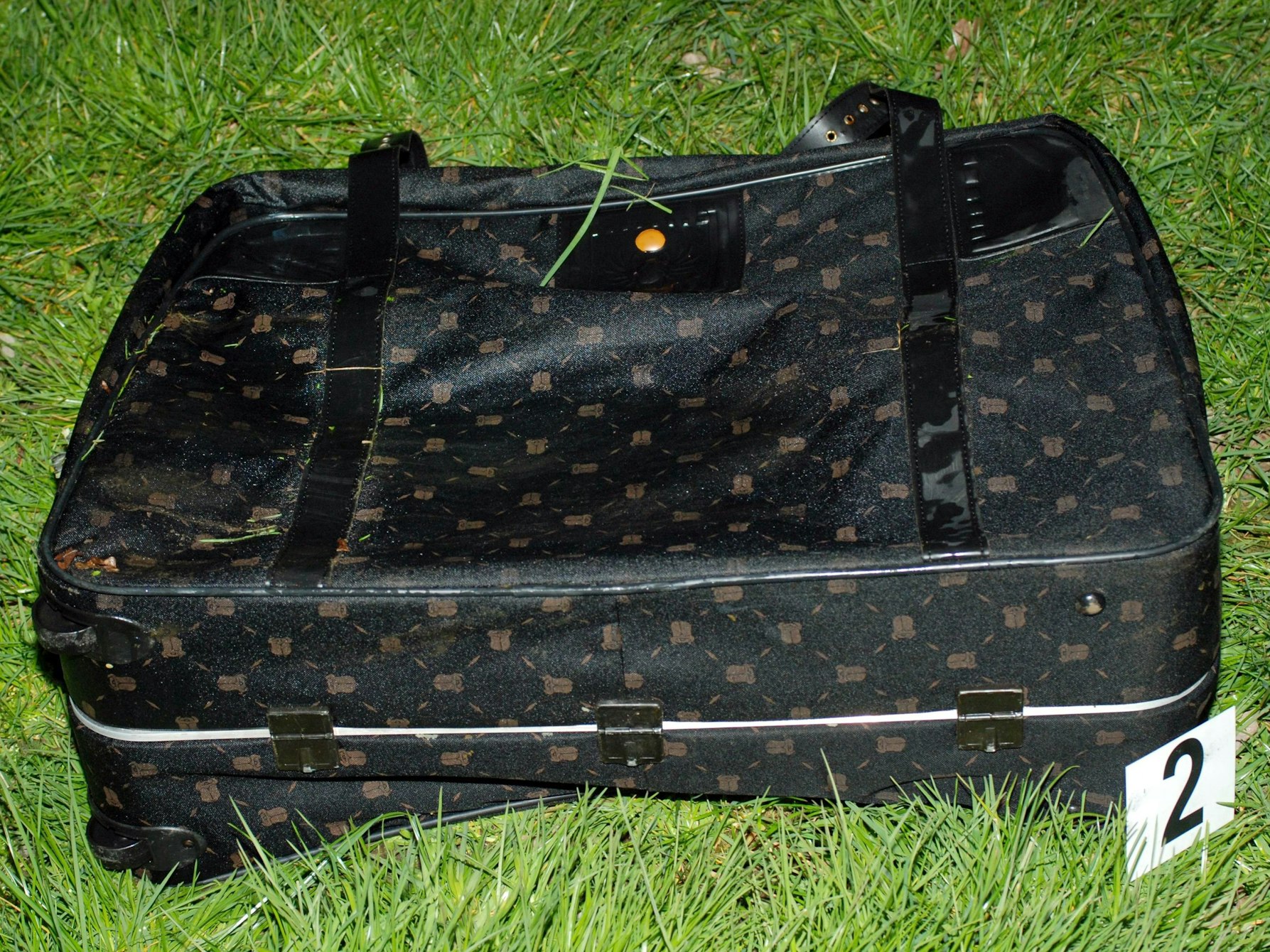 Das Foto der Polizei Münster aus dem Jahr 2012 zeigt einen Koffer, in dem sich der Torso einer Frau befand.