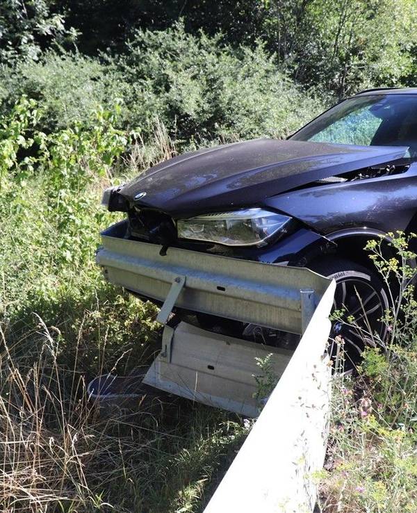 Auto nach Unfall in einer Leitplanke. Der Schaden des Unfalls in Brakel (NRW) wird auf etwa 20.000 Euro geschätzt.