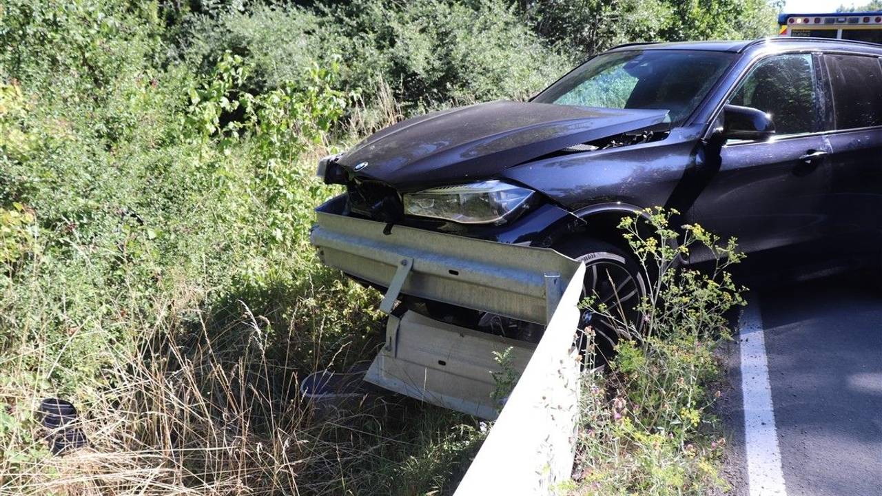 Auto nach Unfall in einer Leitplanke. Der Schaden des Unfalls in Brakel (NRW) wird auf etwa 20.000 Euro geschätzt.