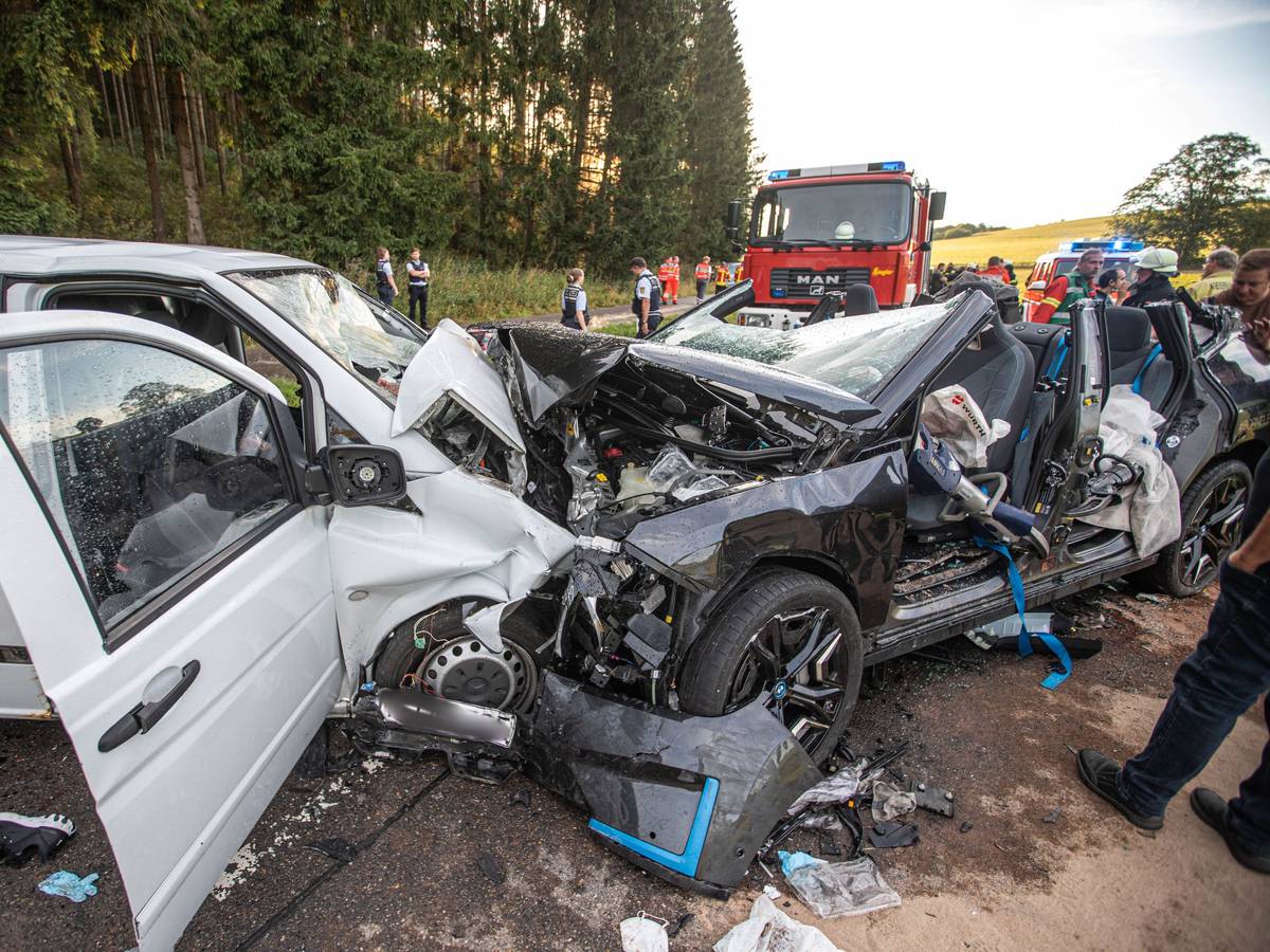 Schwerer Unfall auf B28: Die beiden Fahrzeuge wurden bei dem Zusammenstoß völlig zerstört.