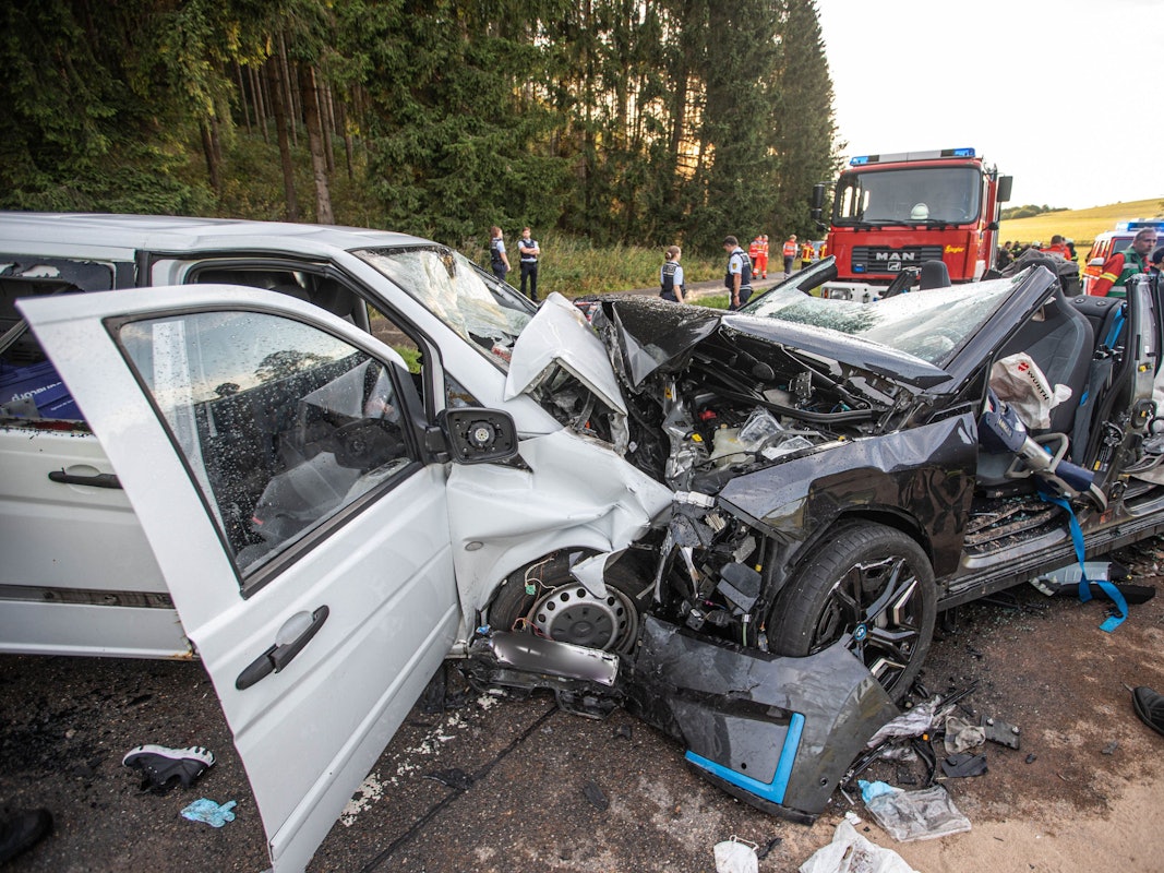 Schwerer Unfall auf B28: Die beiden Fahrzeuge wurden bei dem Zusammenstoß völlig zerstört.