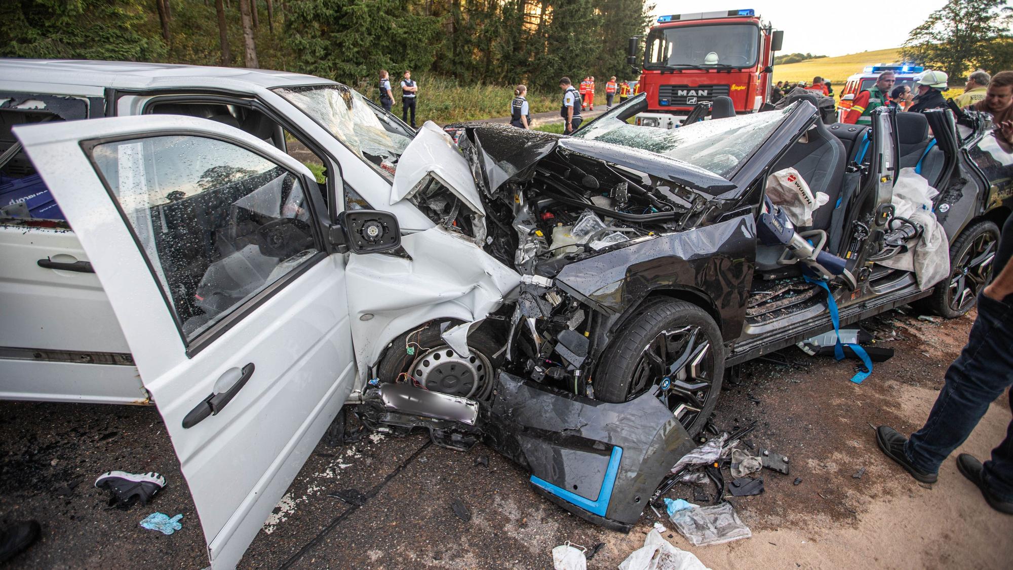 Schwerer Unfall auf B28: Die beiden Fahrzeuge wurden bei dem Zusammenstoß völlig zerstört.