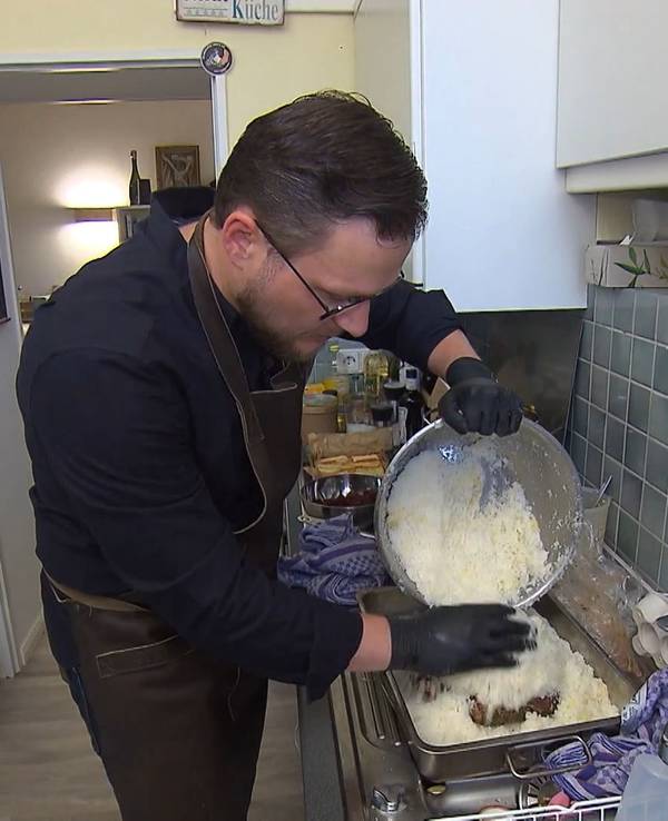 Gastgeber Marius steht am zweiten Tag von „Das perfekte Dinner“ in Lüneburg (TV-Ausstrahlung: 16. August 2022) in seiner Küche.