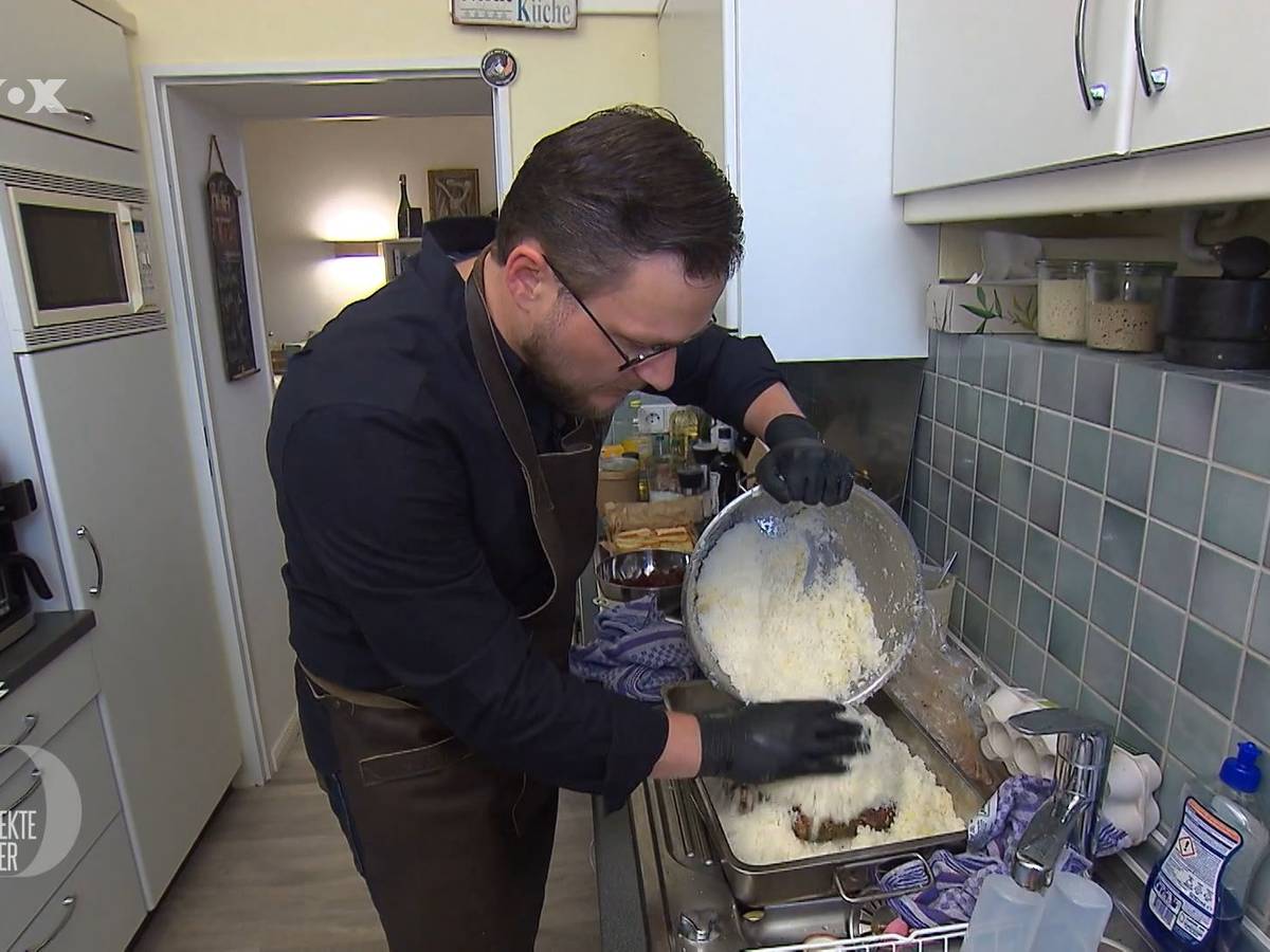 Gastgeber Marius steht am zweiten Tag von „Das perfekte Dinner“ in Lüneburg (TV-Ausstrahlung: 16. August 2022) in seiner Küche.