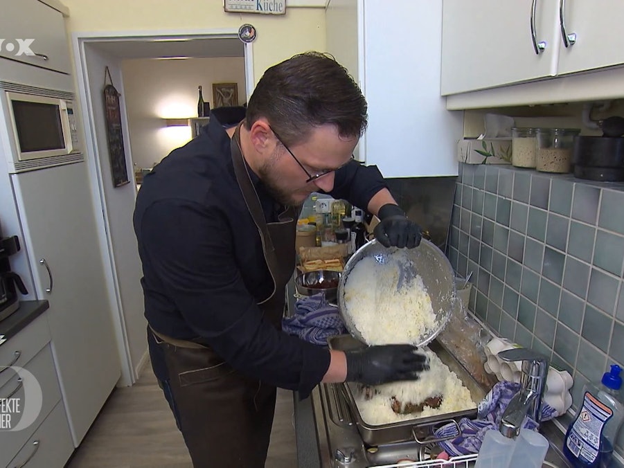 Gastgeber Marius steht am zweiten Tag von „Das perfekte Dinner“ in Lüneburg (TV-Ausstrahlung: 16. August 2022) in seiner Küche.