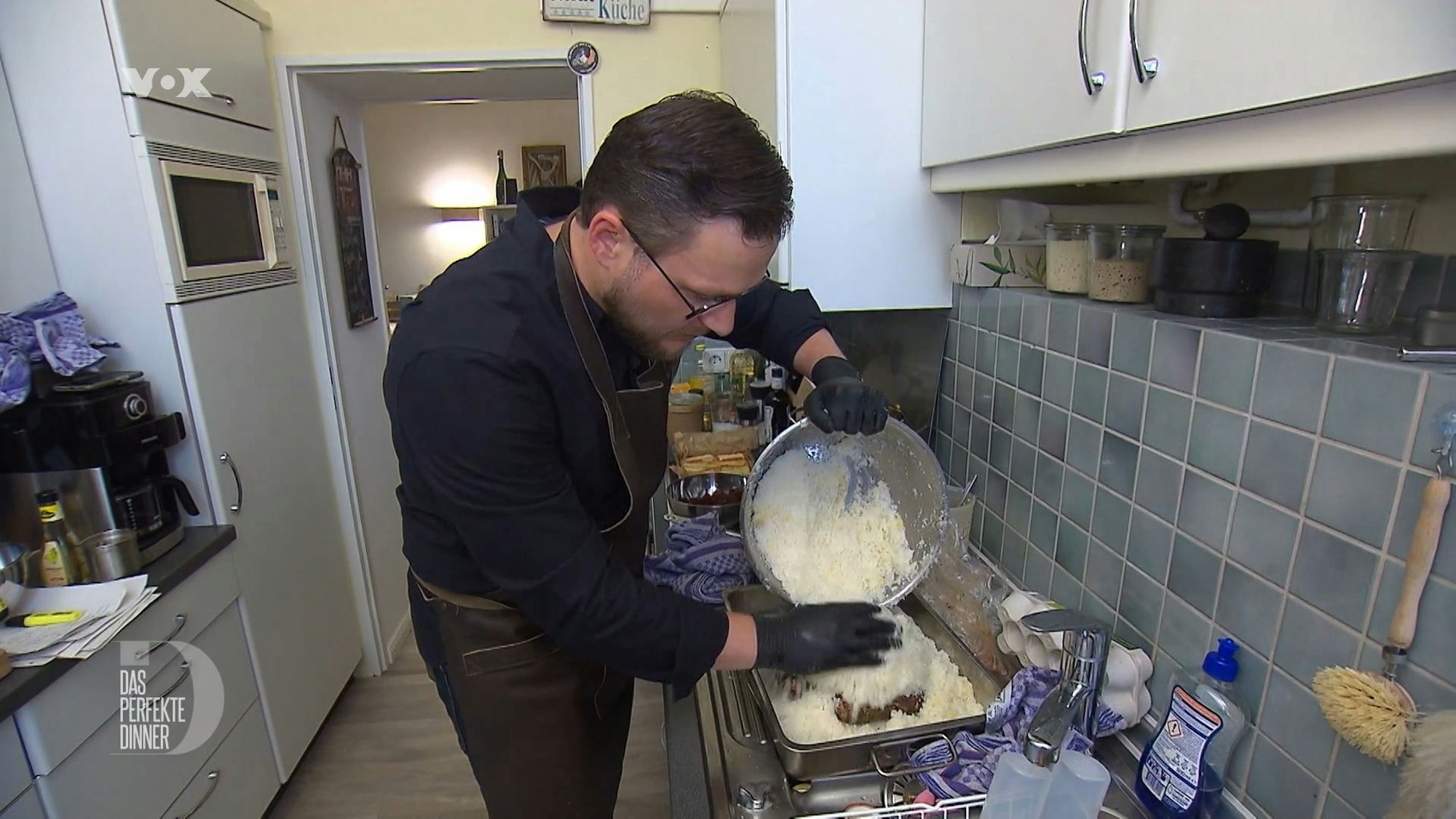 Gastgeber Marius steht am zweiten Tag von „Das perfekte Dinner“ in Lüneburg (TV-Ausstrahlung: 16. August 2022) in seiner Küche.