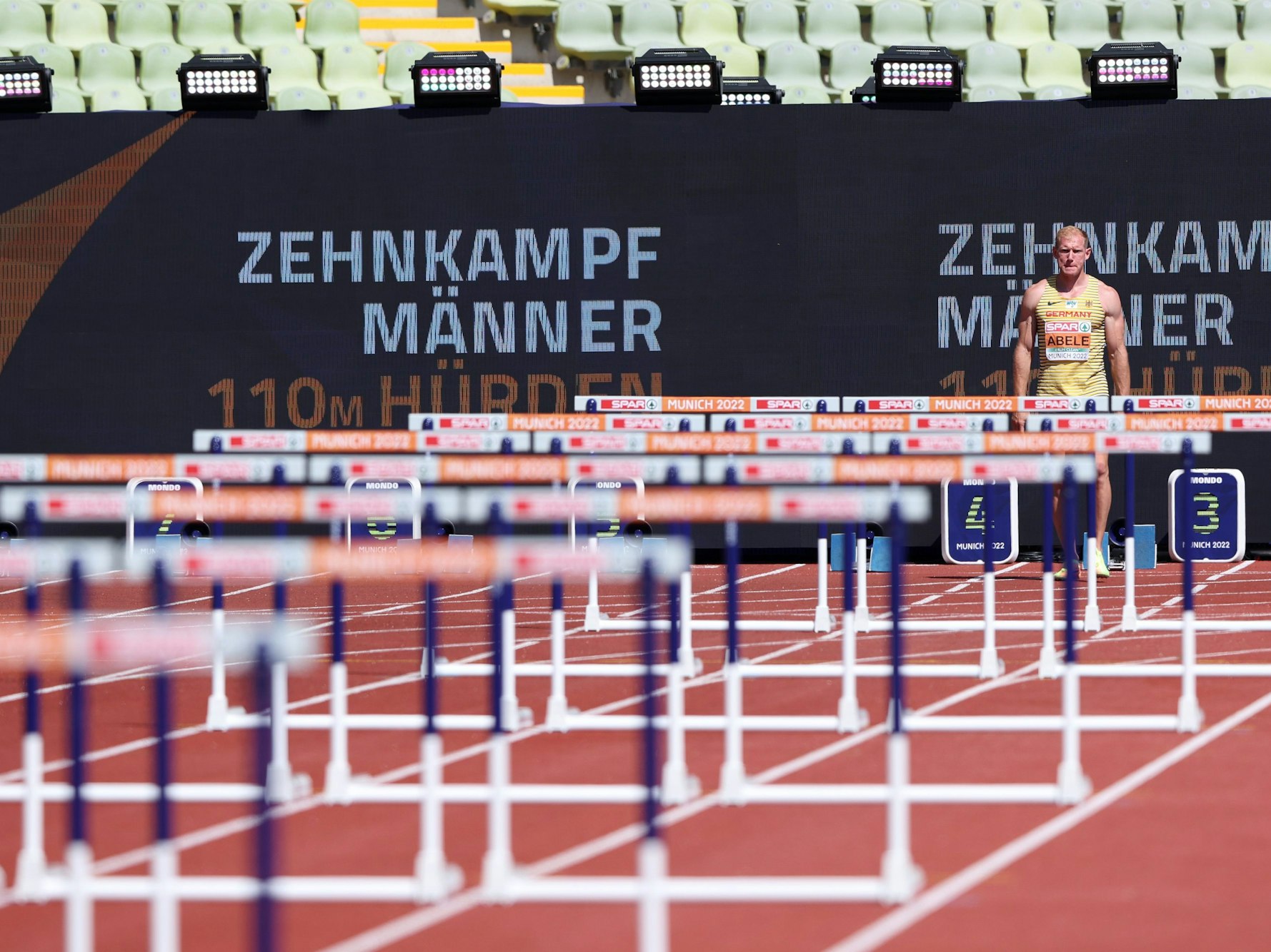Arthur Abele beim Start zum 110-Meter Hürdenlauf.
