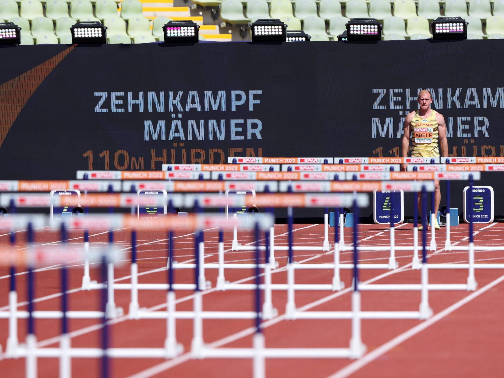 Arthur Abele beim Start zum 110-Meter Hürdenlauf.
