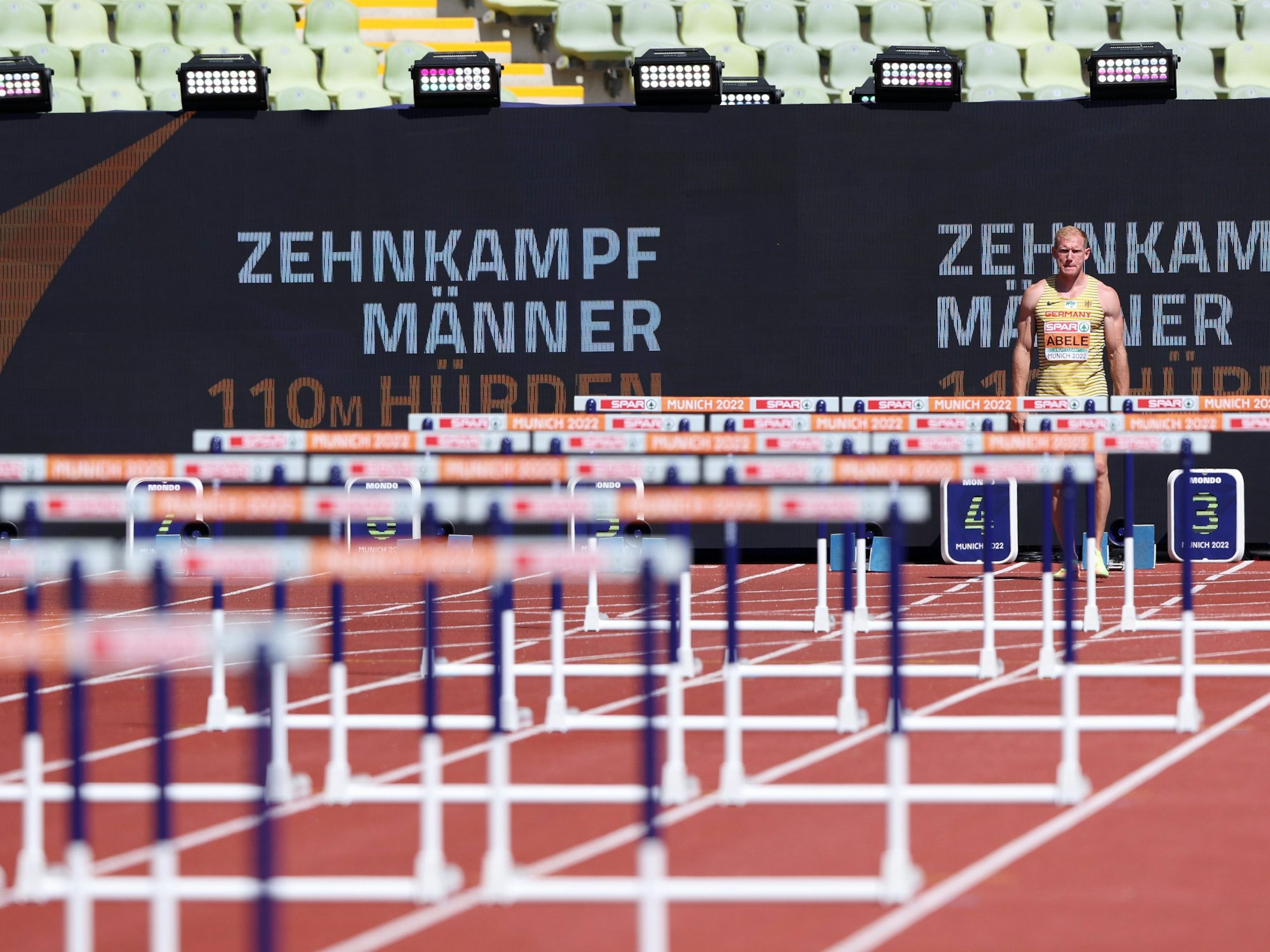 Arthur Abele beim Start zum 110-Meter Hürdenlauf.