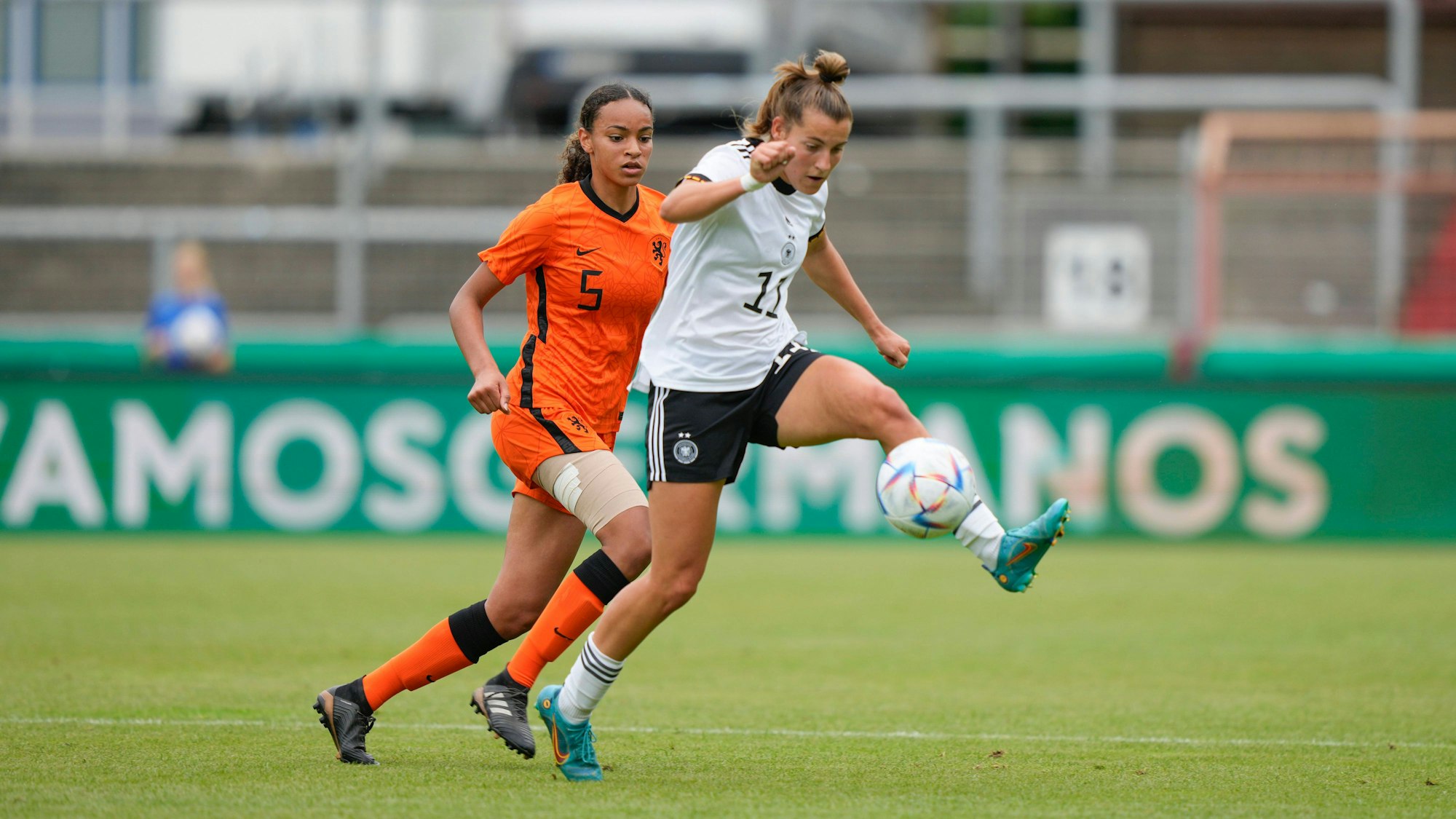 Carlotta Wamser in Aktion mit Ball.