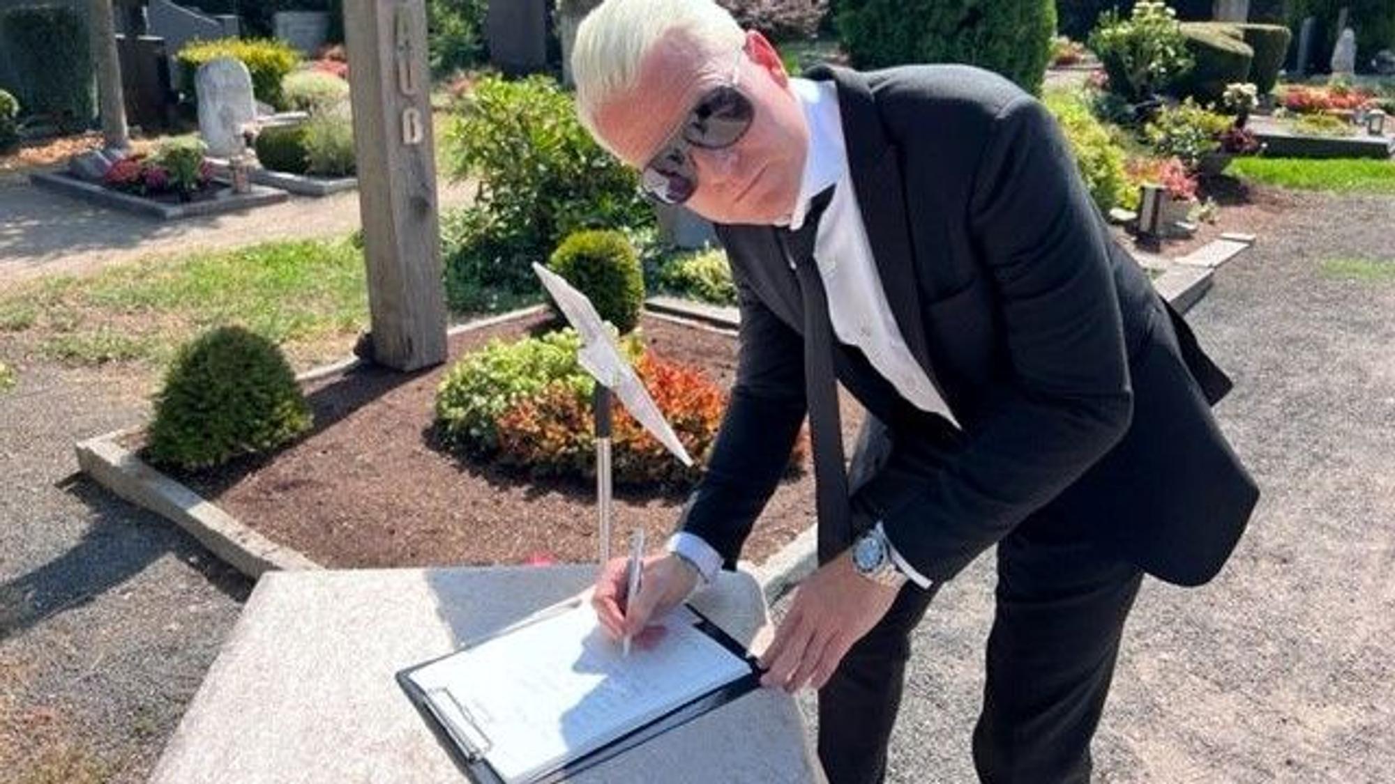 Guido Cantz trug sich in das Kondolenzbuch ein.