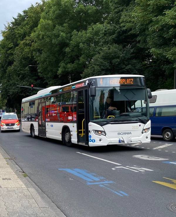 Ein Bus steht in Aachen auf der Straße. Ein zweijähriges Mädchen ist bei einem Zusammenprall schwer verletzt worden.