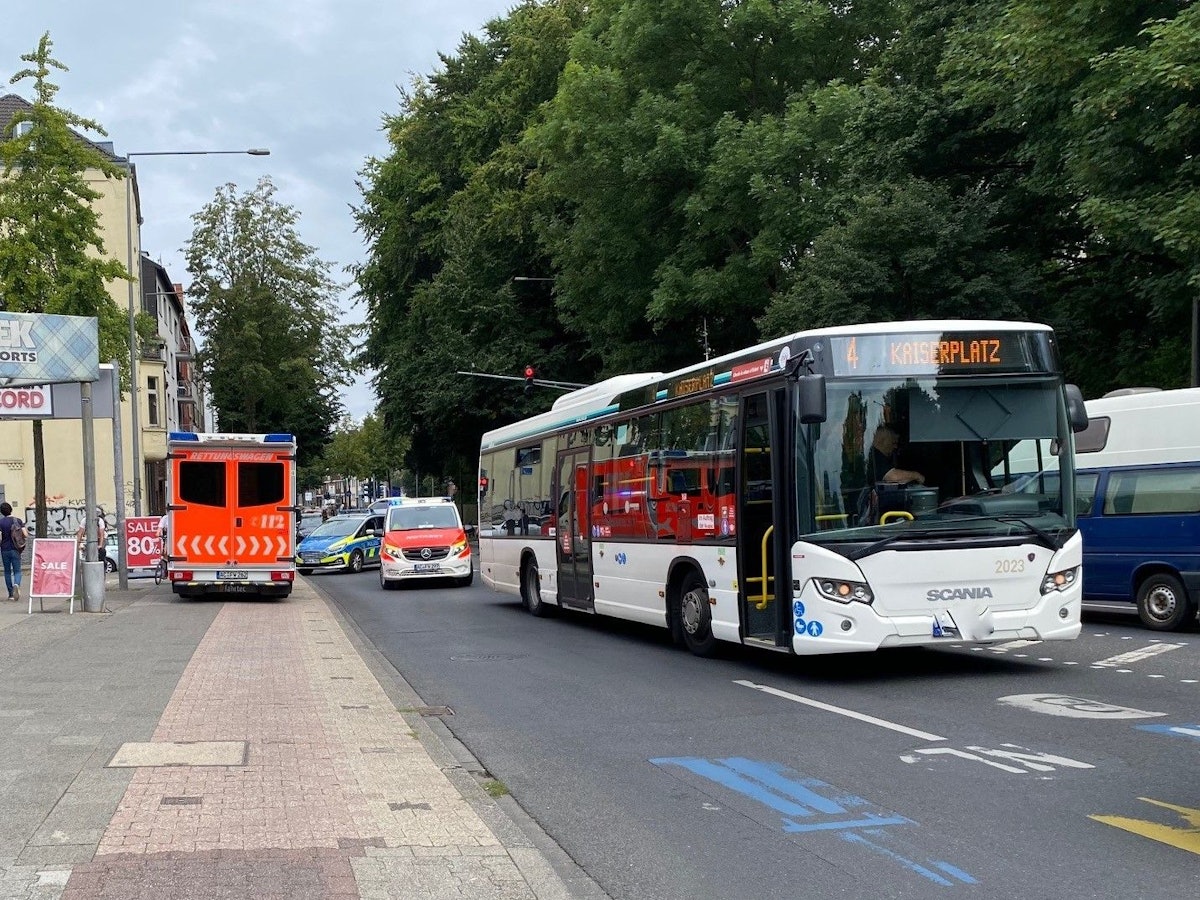 Ein Bus steht in Aachen auf der Straße. Ein zweijähriges Mädchen ist bei einem Zusammenprall schwer verletzt worden.