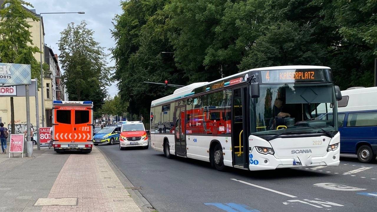 Ein Bus steht in Aachen auf der Straße. Ein zweijähriges Mädchen ist bei einem Zusammenprall schwer verletzt worden.