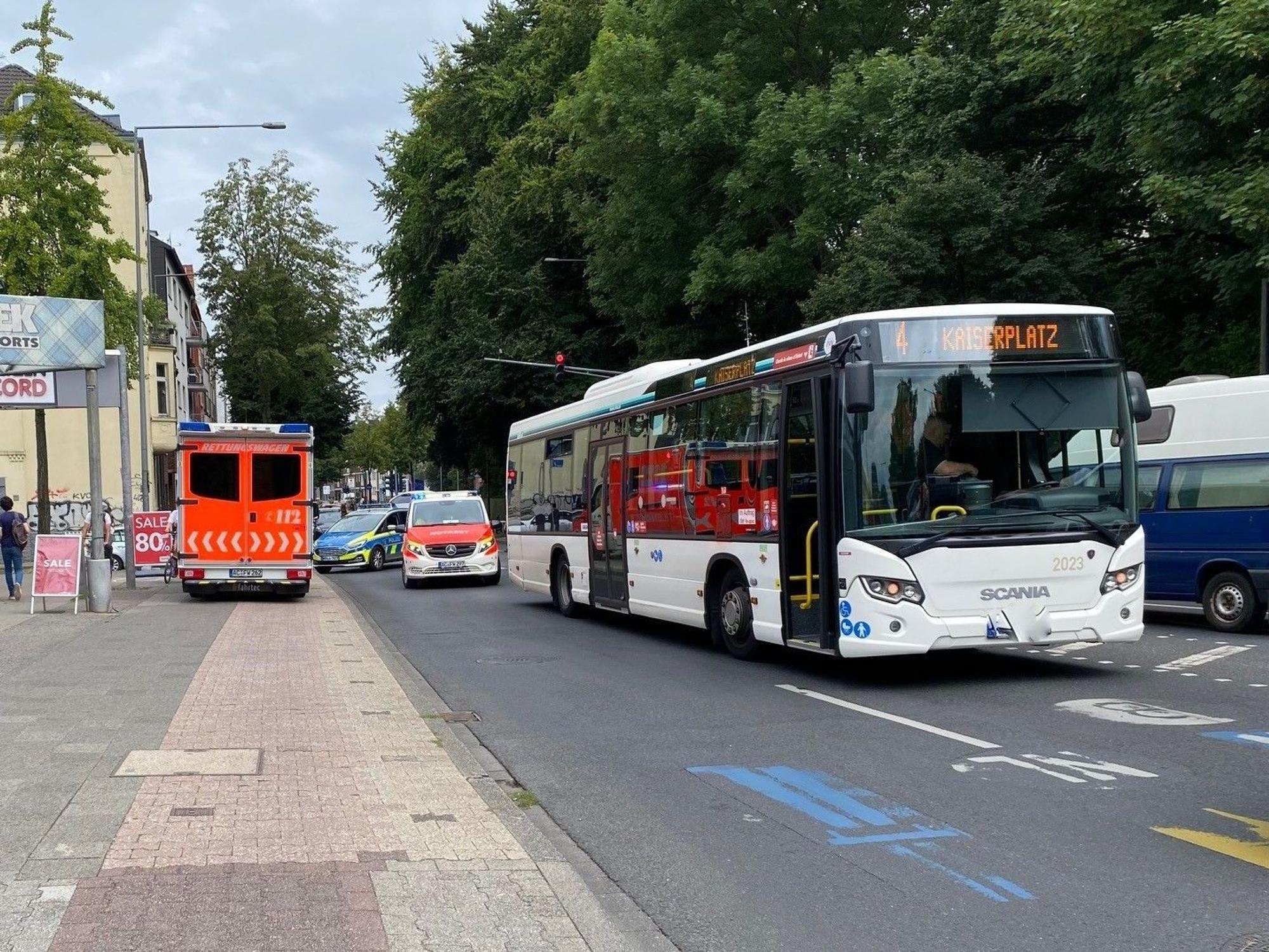 Ein Bus steht in Aachen auf der Straße. Ein zweijähriges Mädchen ist bei einem Zusammenprall schwer verletzt worden.