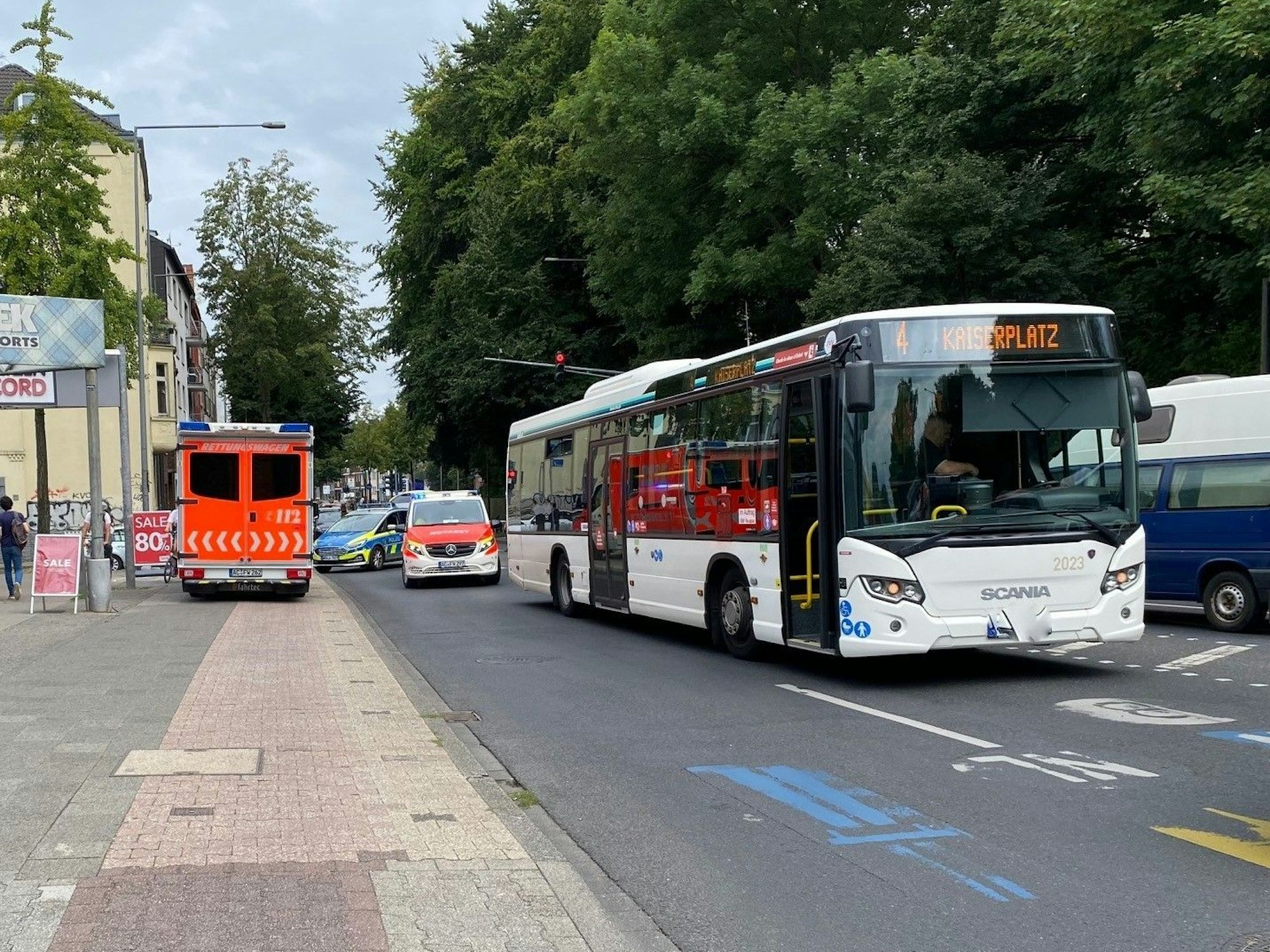 Ein Bus steht in Aachen auf der Straße. Ein zweijähriges Mädchen ist bei einem Zusammenprall schwer verletzt worden.