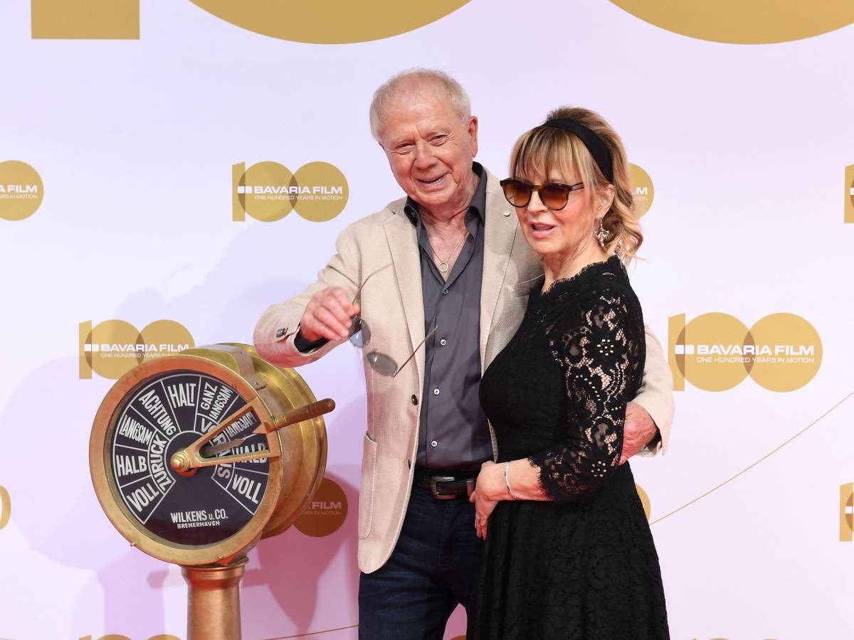 Der Regisseur Wolfgang Petersen kommt im Juni 2019 mit seiner Frau Maria zu dem Bavaria Film Festempfang über den roten Teppich im Medienstandort Geiselgasteig