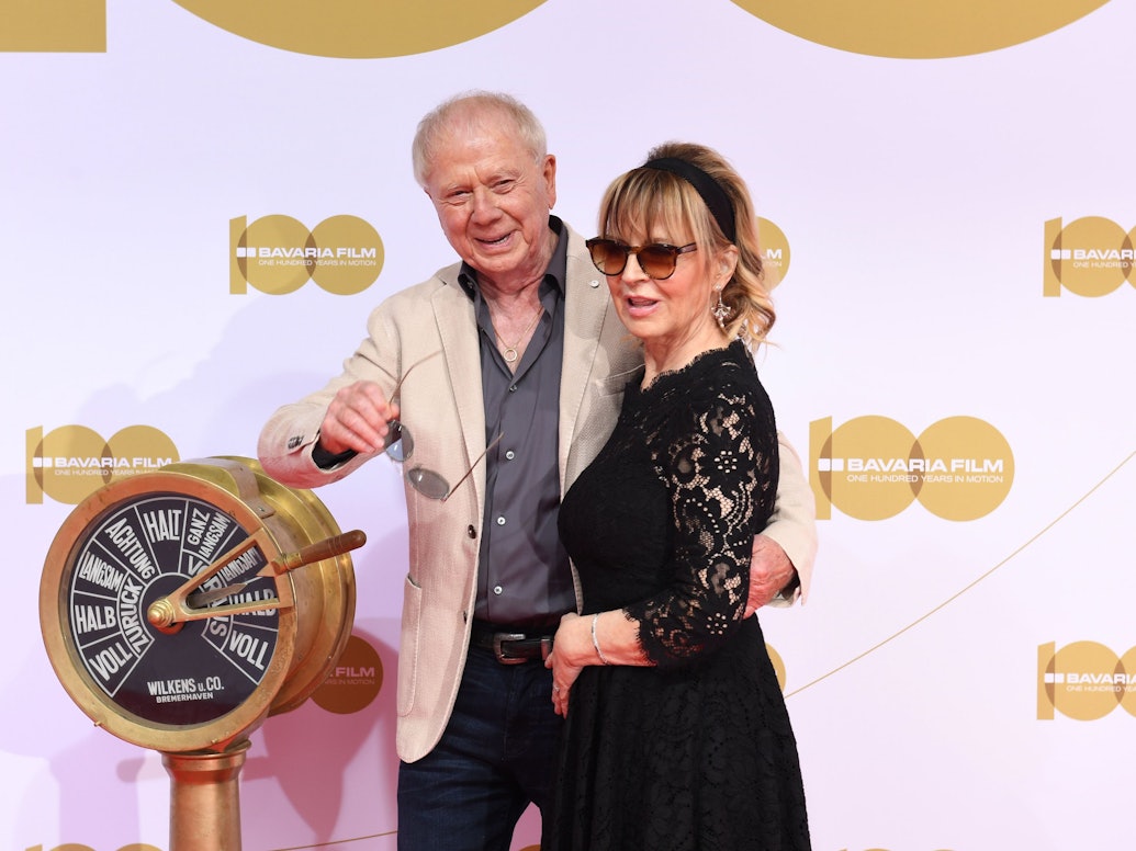 Der Regisseur Wolfgang Petersen kommt im Juni 2019 mit seiner Frau Maria zu dem Bavaria Film Festempfang über den roten Teppich im Medienstandort Geiselgasteig