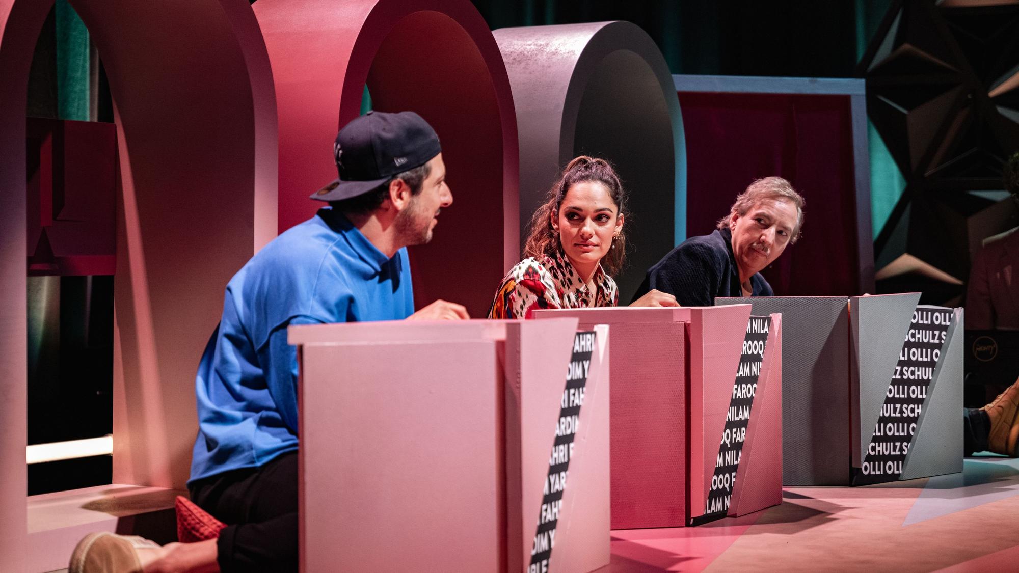 Das Foto zeigt die Kandidatinnen und Kandidaten der vierten Staffel der ProSieben-Show Wer stiehlt mir die Show: (v.l.n.r.) Fahri Yardim; Nilam Farooq; Olli Schulz
