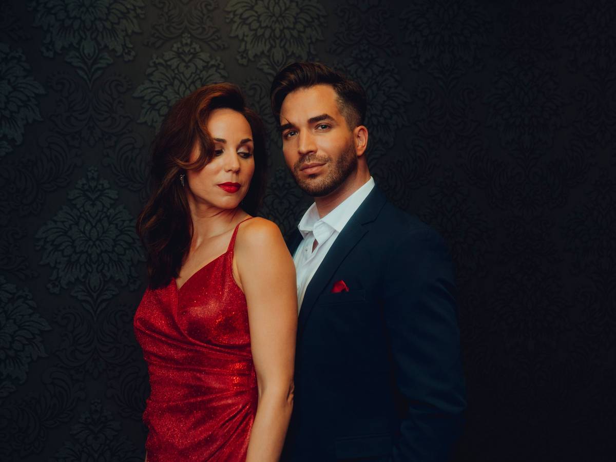 Sophie Berner und Riccardo Greco posieren als neues „Moulin Rouge“-Pärchen