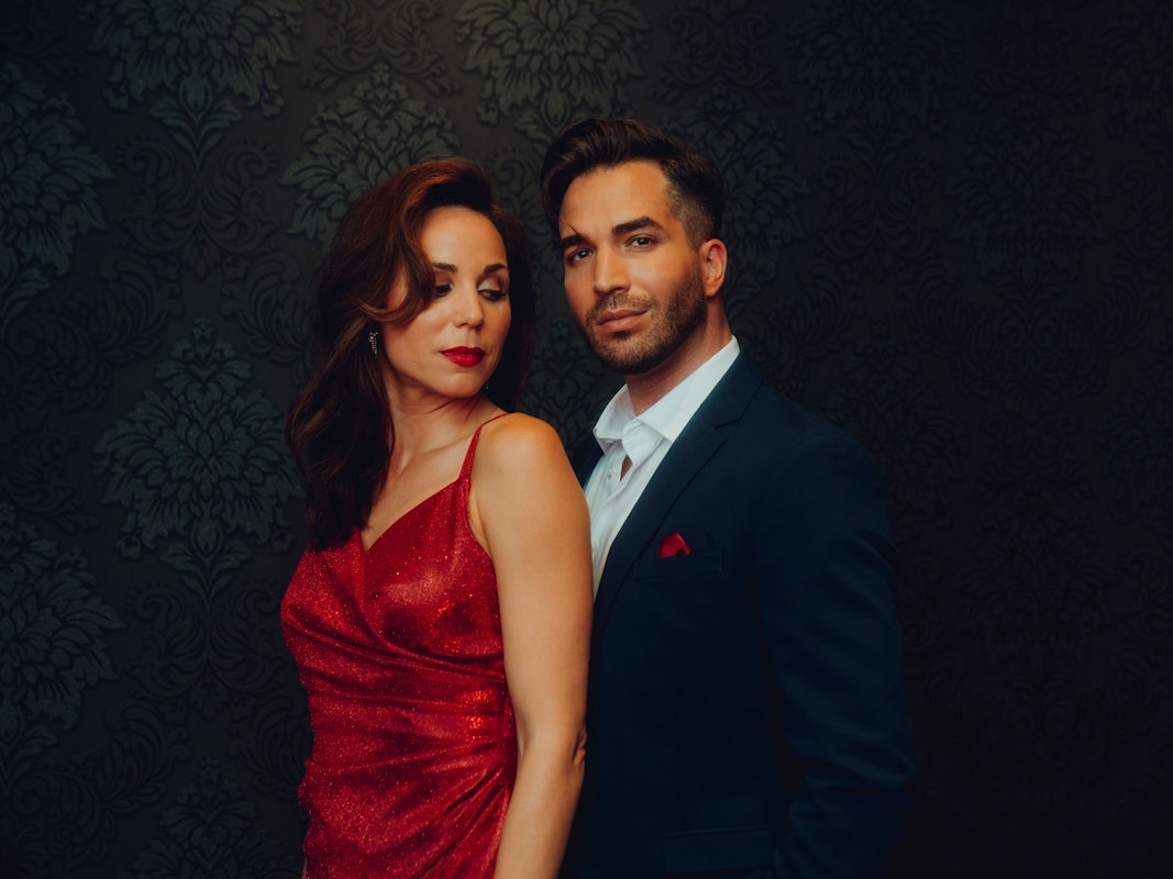 Sophie Berner und Riccardo Greco posieren als neues „Moulin Rouge“-Pärchen