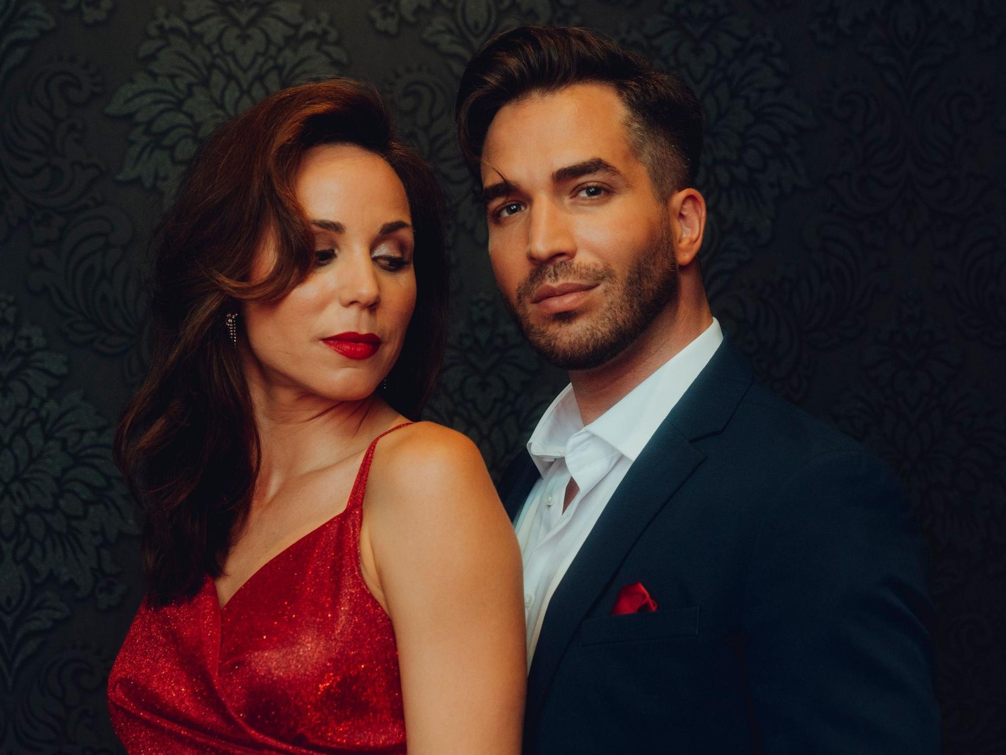 Sophie Berner und Riccardo Greco posieren als neues „Moulin Rouge“-Pärchen