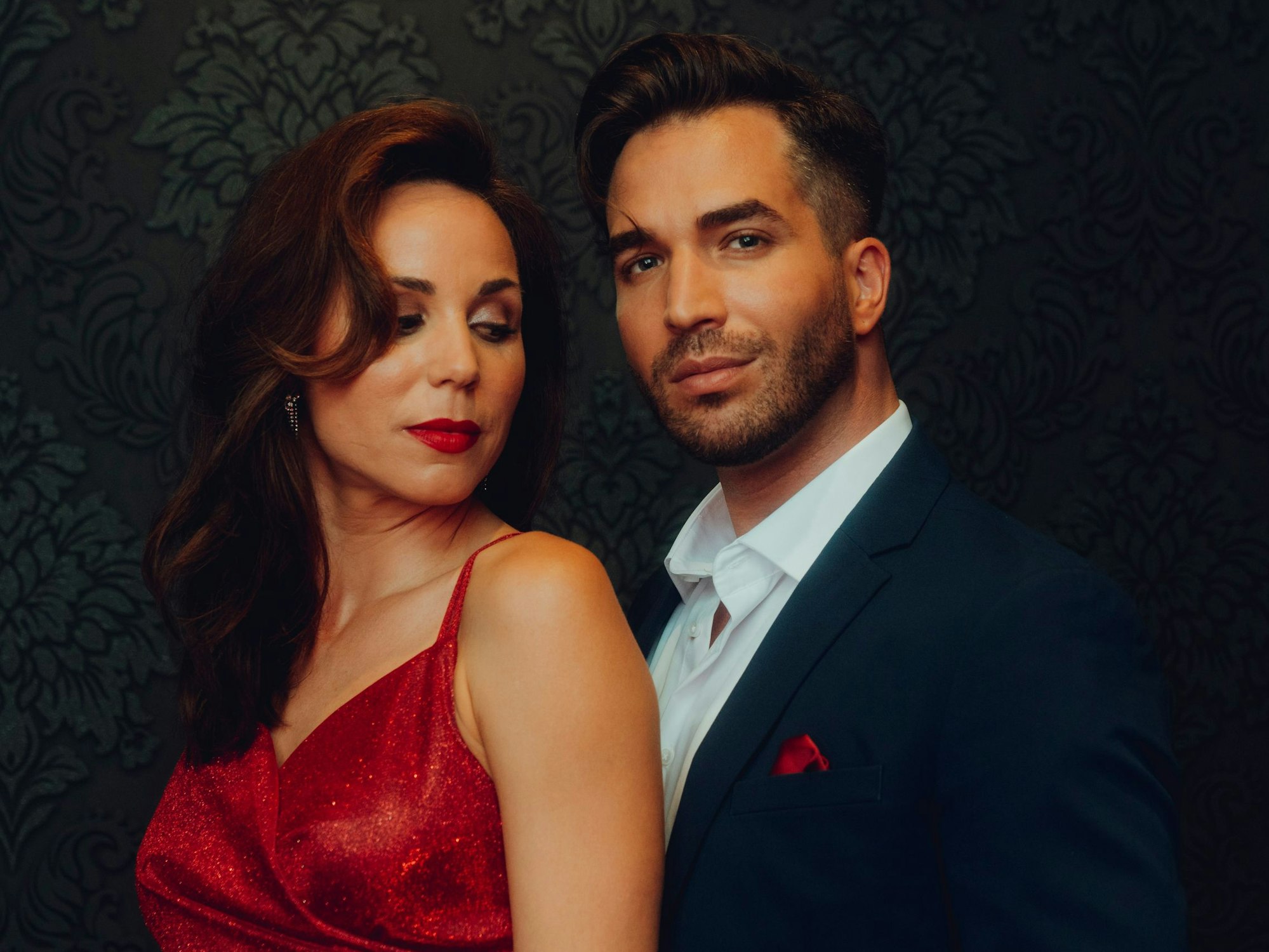 Sophie Berner und Riccardo Greco posieren als neues „Moulin Rouge“-Pärchen