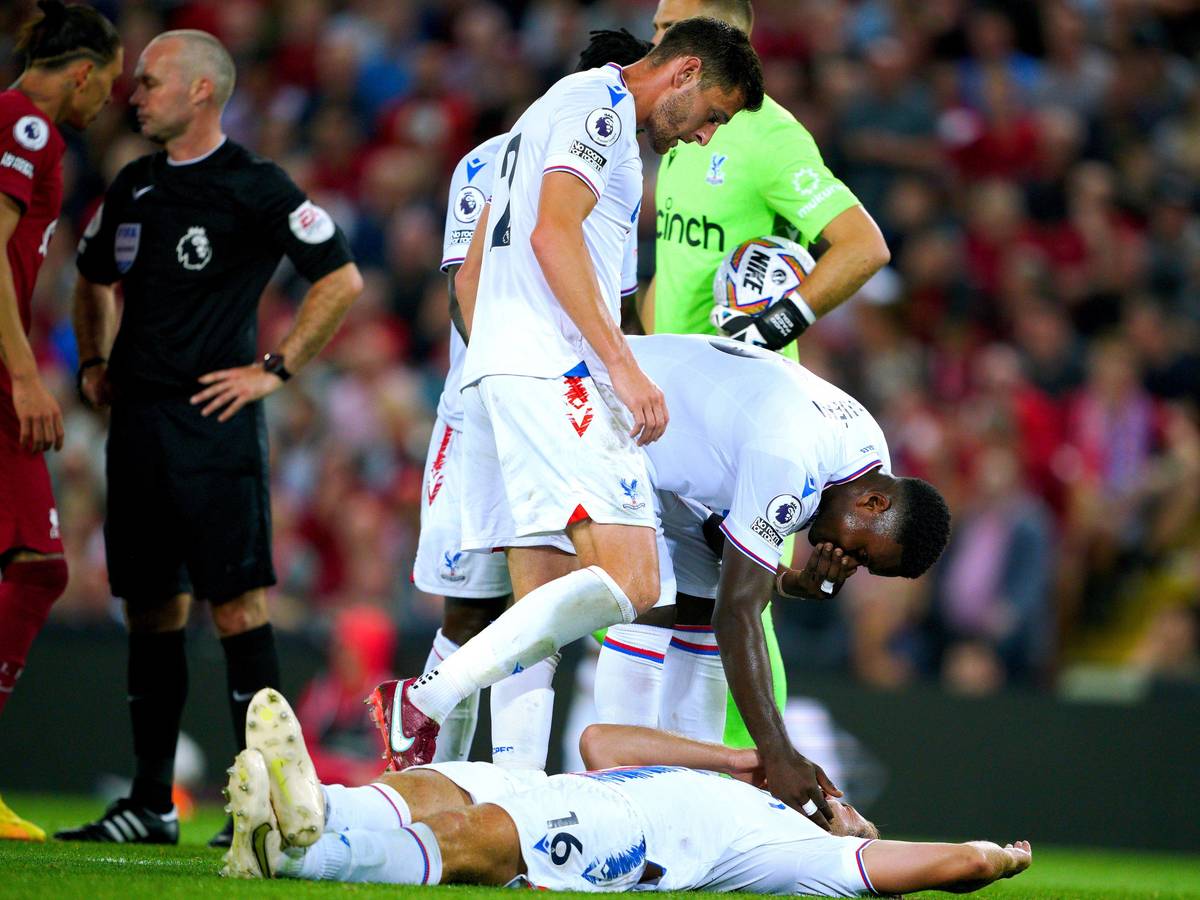 Fußball: Premier League, England, FC Liverpool - Crystal Palace, 2. Spieltag: Joachim Andersen von Crystal Palace liegt am Boden, nachdem er von Liverpools Darwin Nunez (l) gefoult wurde. +++