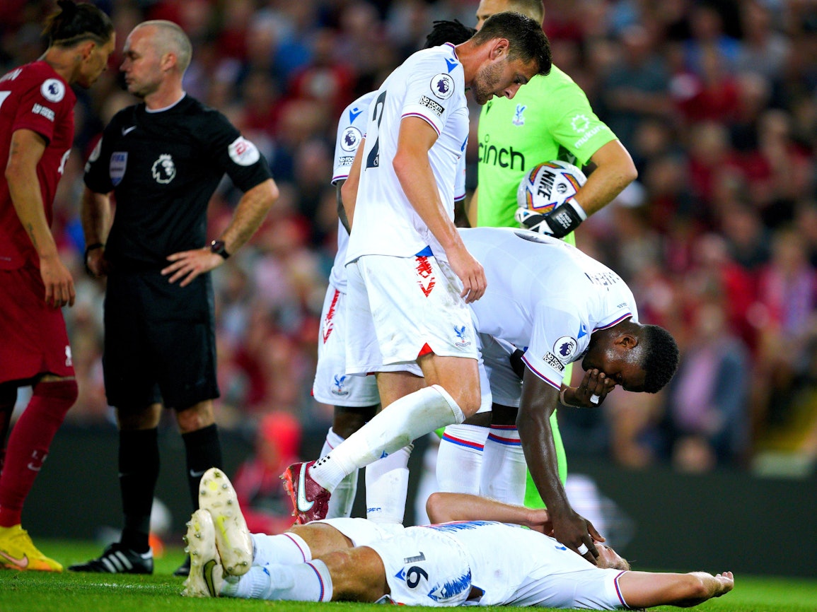 Fußball: Premier League, England, FC Liverpool - Crystal Palace, 2. Spieltag: Joachim Andersen von Crystal Palace liegt am Boden, nachdem er von Liverpools Darwin Nunez (l) gefoult wurde. +++