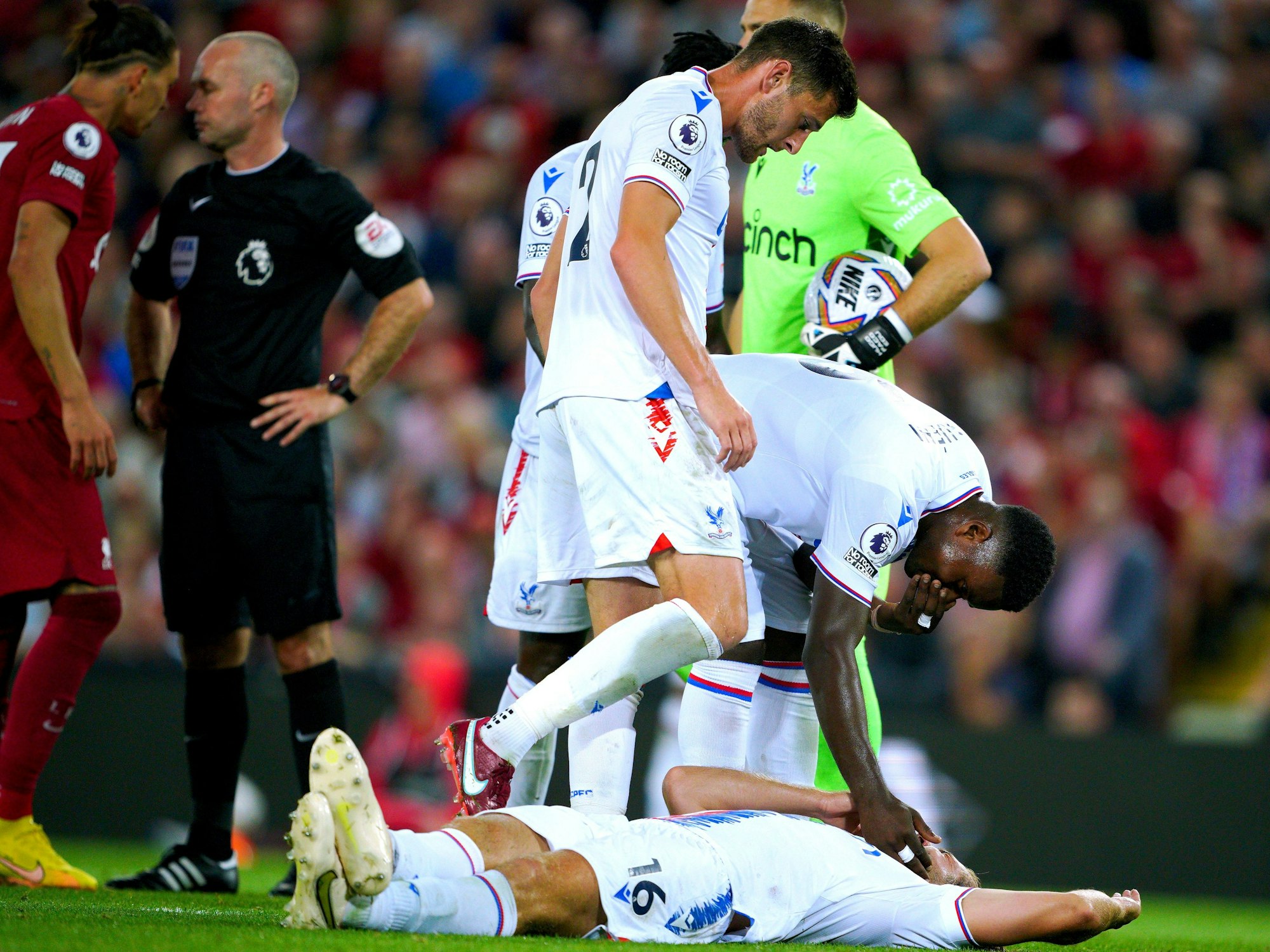 Fußball: Premier League, England, FC Liverpool - Crystal Palace, 2. Spieltag: Joachim Andersen von Crystal Palace liegt am Boden, nachdem er von Liverpools Darwin Nunez (l) gefoult wurde. +++