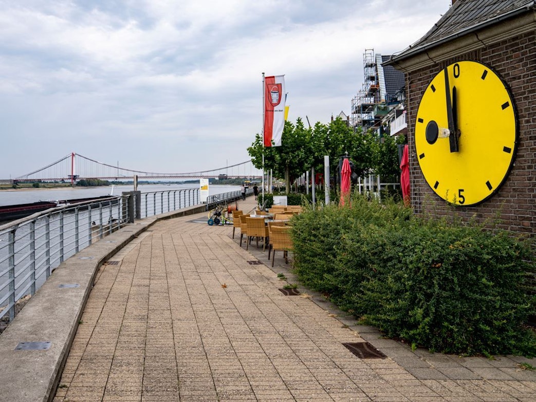 Der Pegel in Emmerich zeigt den Rheinpegel an. Hier steht die Uhr sogar schon unter null Zentimeter.
