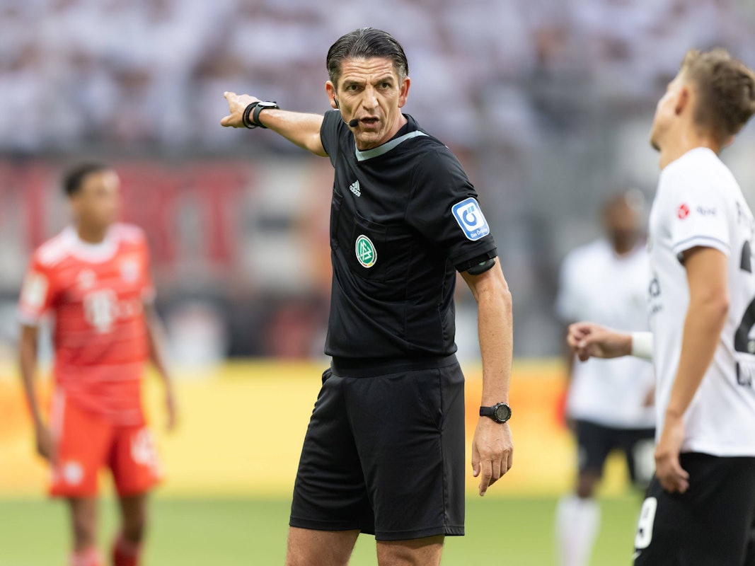 Deniz Aytekin erklärt einem Frankfurt-Spieler etwas.