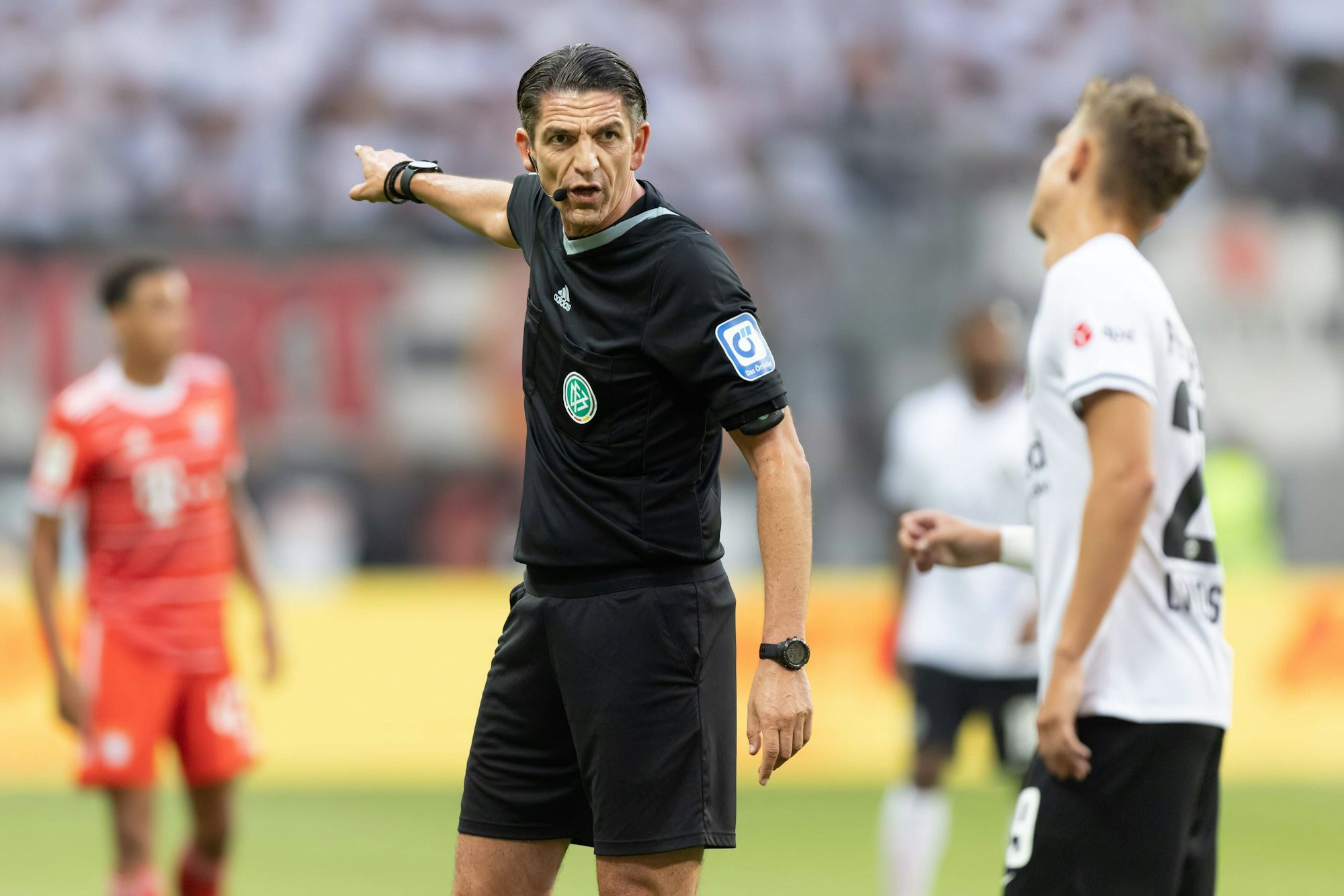 Deniz Aytekin erklärt einem Frankfurt-Spieler etwas.