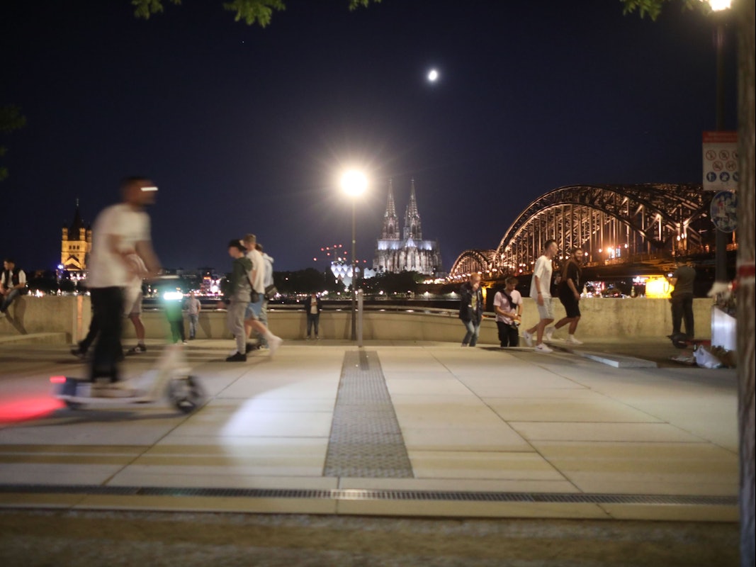 Eine Nachtfahrt am Rheinboulevard mit einem E-Scooter in Deutz.