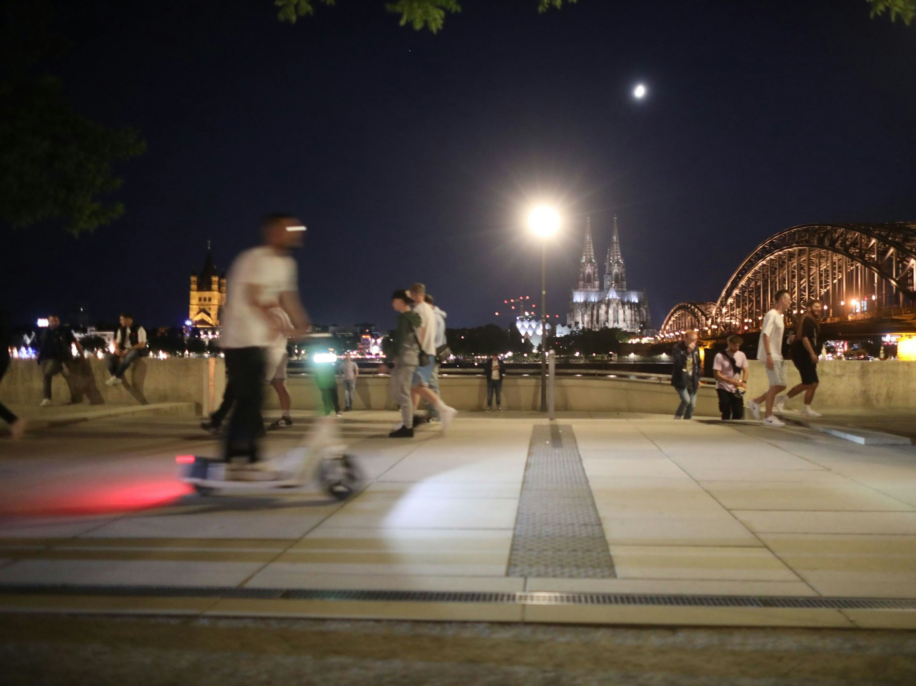 Eine Nachtfahrt am Rheinboulevard mit einem E-Scooter in Deutz.