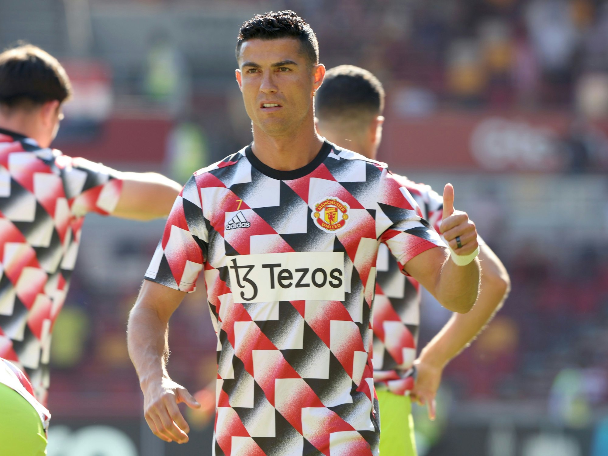 Cristiano Ronaldo von Manchester United gestikuliert beim Aufwärmen vor dem Spiel.