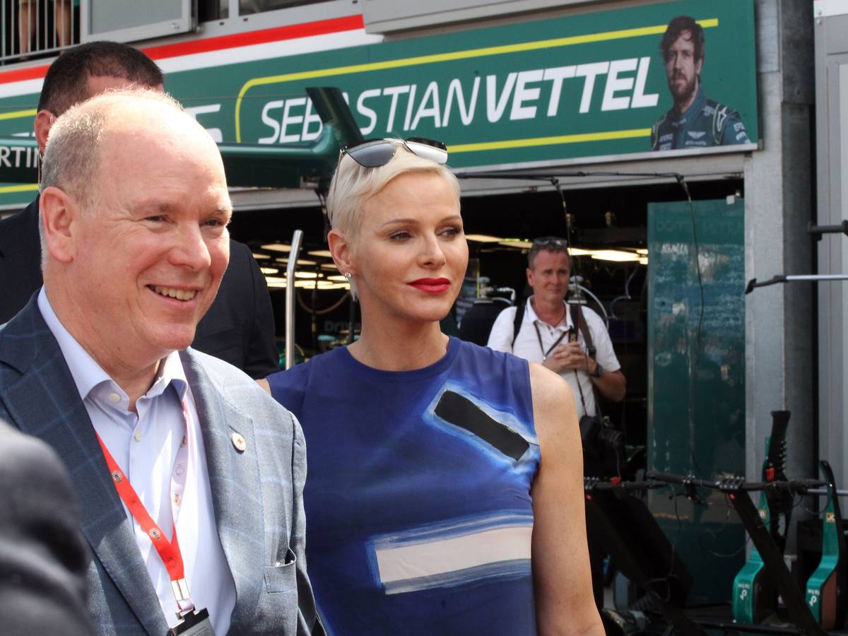 Motorsport: Formel-1-Weltmeisterschaft, Grand Prix von Monaco, Qualifying: Fürst Albert II. von Monaco und Fürstin Charlene gehen durch die Boxengasse am Stand vom Team um Sebastian Vettel vorbei. +++ dpa-Bildfunk +++