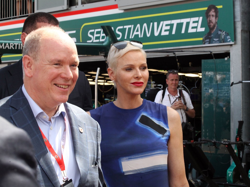 Motorsport: Formel-1-Weltmeisterschaft, Grand Prix von Monaco, Qualifying: Fürst Albert II. von Monaco und Fürstin Charlene gehen durch die Boxengasse am Stand vom Team um Sebastian Vettel vorbei. +++ dpa-Bildfunk +++