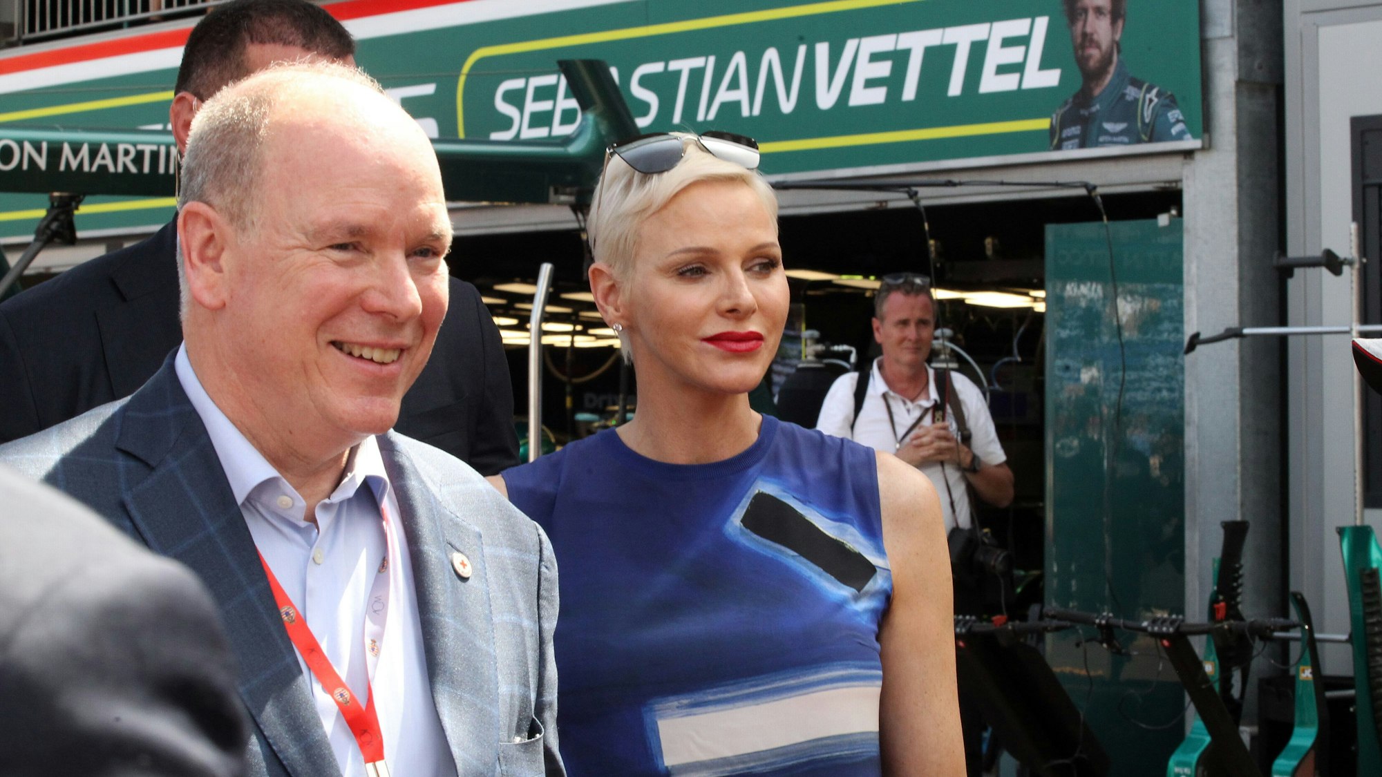 Motorsport: Formel-1-Weltmeisterschaft, Grand Prix von Monaco, Qualifying: Fürst Albert II. von Monaco und Fürstin Charlene gehen durch die Boxengasse am Stand vom Team um Sebastian Vettel vorbei. +++ dpa-Bildfunk +++