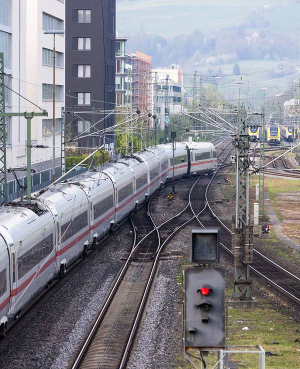 Ein ICE Inter City Express der Deutschen Bahn fährt aus dem Freiburger Hauptbahnhof in Richtung Schweiz.