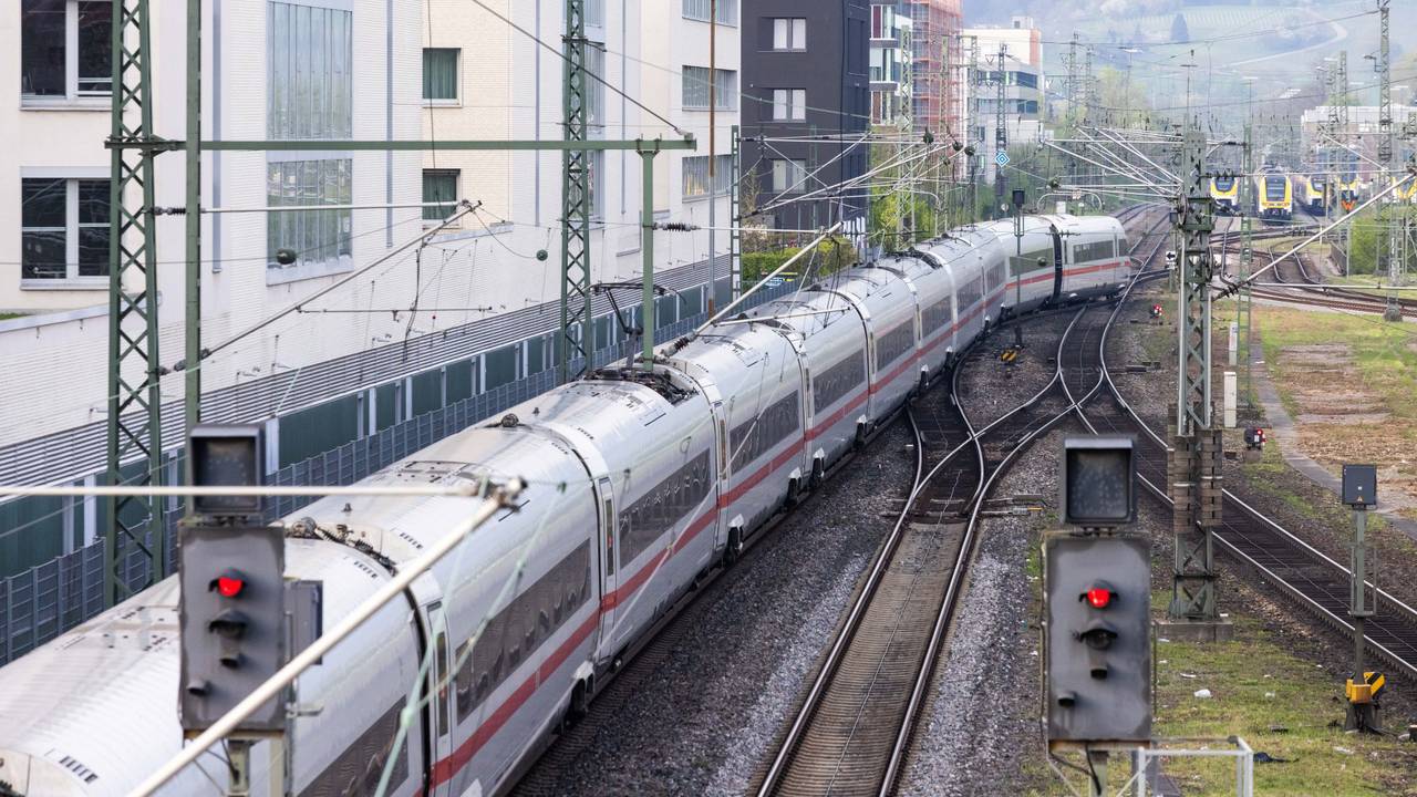 Ein ICE Inter City Express der Deutschen Bahn fährt aus dem Freiburger Hauptbahnhof in Richtung Schweiz.